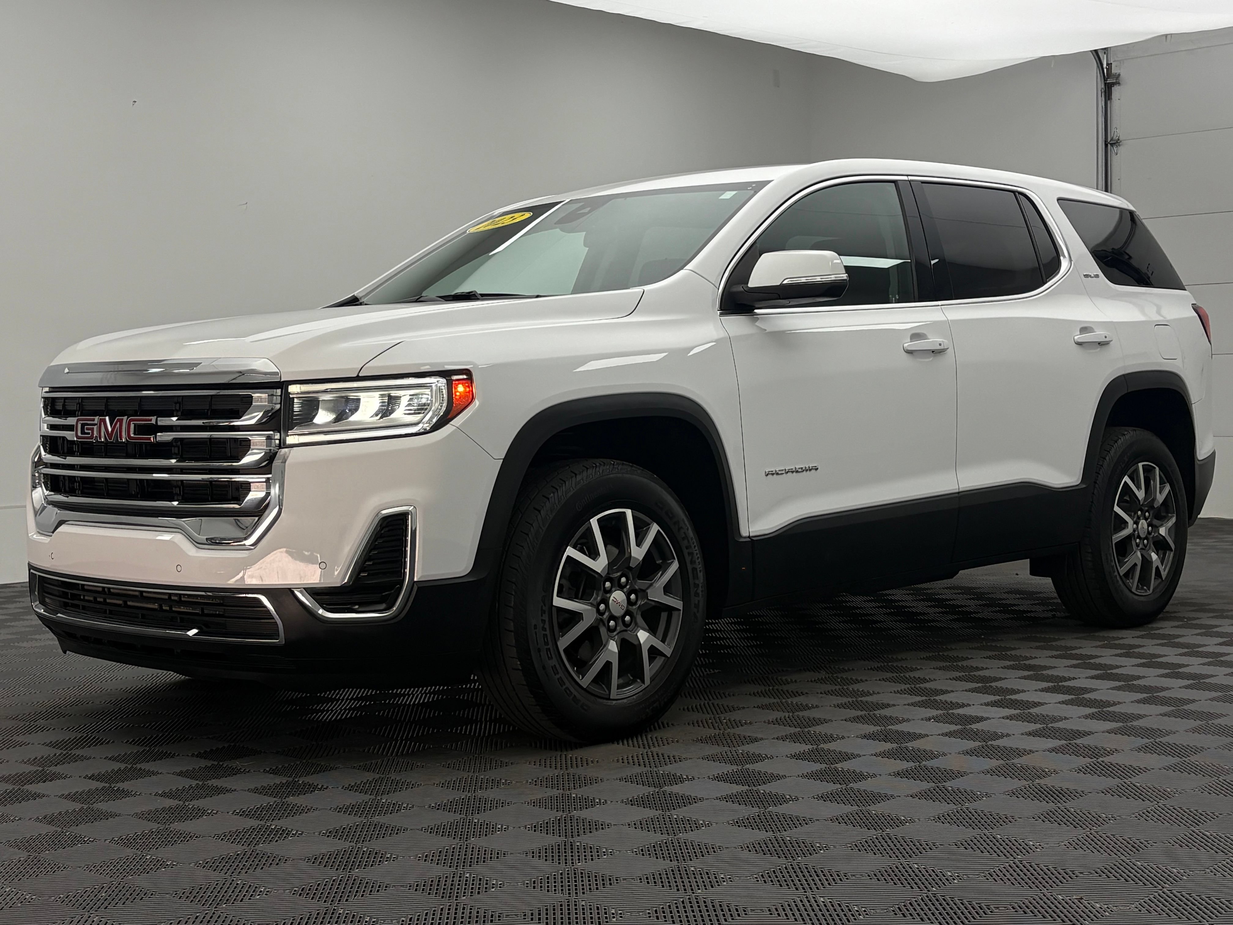 Used 2023 GMC Acadia SLE FWD image 2