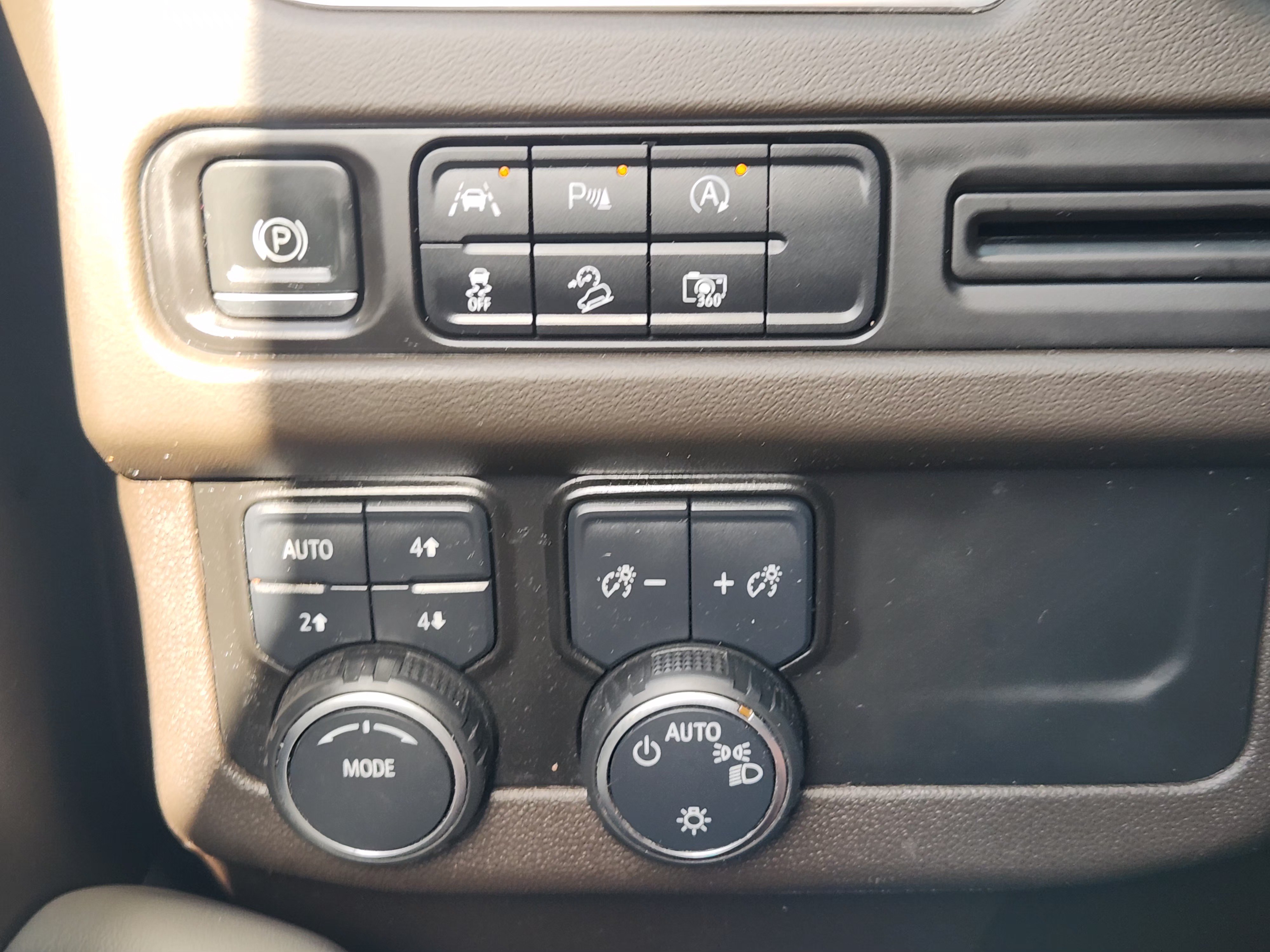 Used 2023 Chevrolet Tahoe Z71 w/ Luxury Package AWD/4WD image 23
