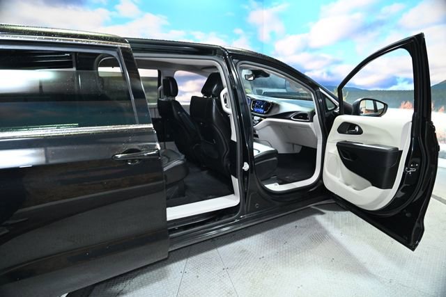 Used 2023 Chrysler Pacifica Touring-L image 43