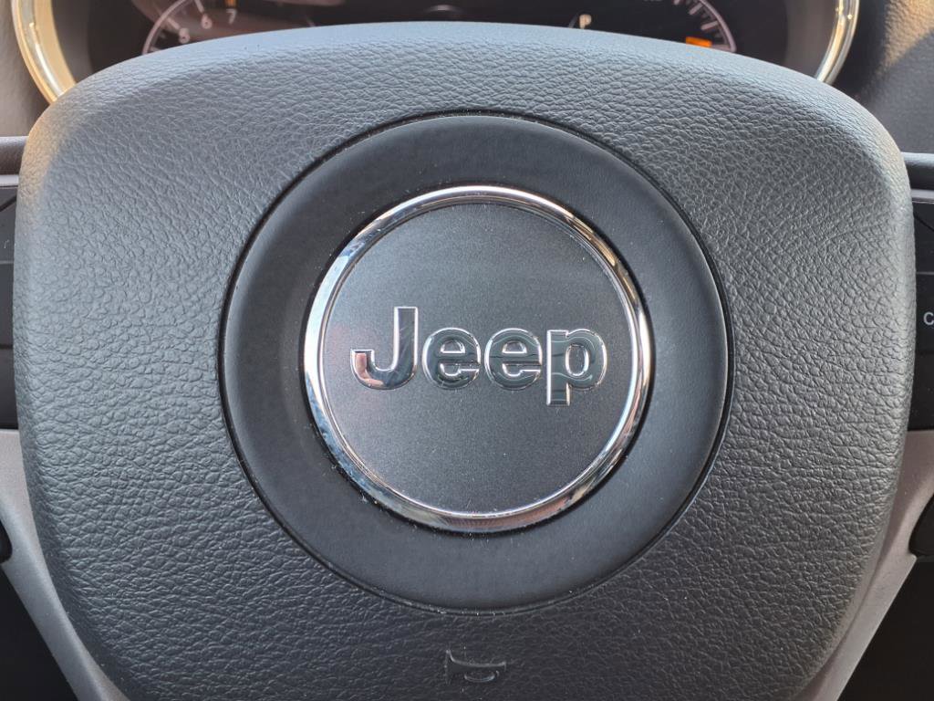 Used 2021 Jeep Grand Cherokee Laredo image 16