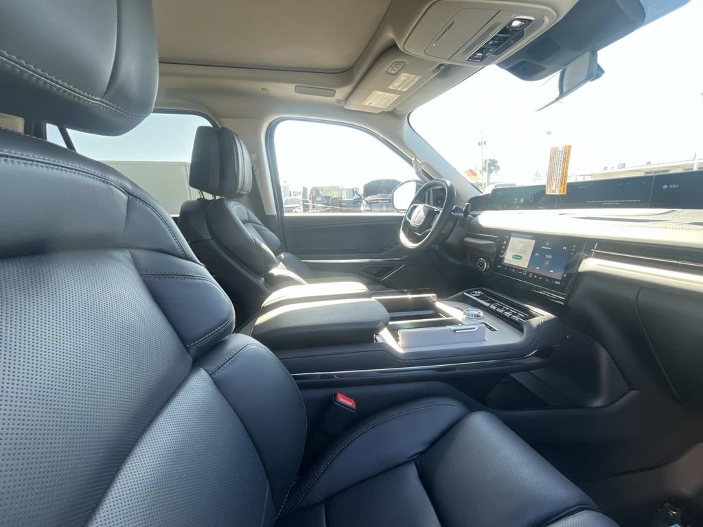 New 2025 Lincoln Navigator Reserve AWD/4WD image 20