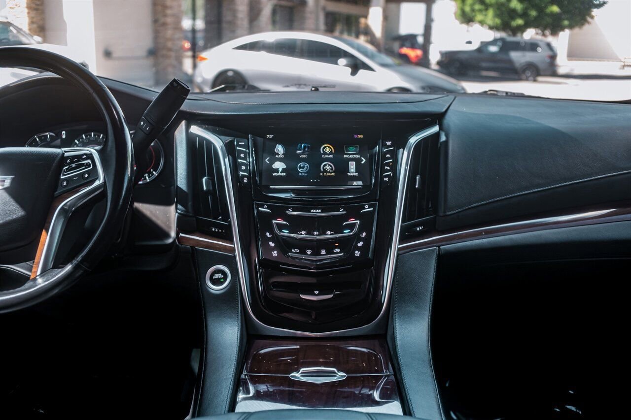 Used 2017 Cadillac Escalade Luxury AWD/4WD image 24
