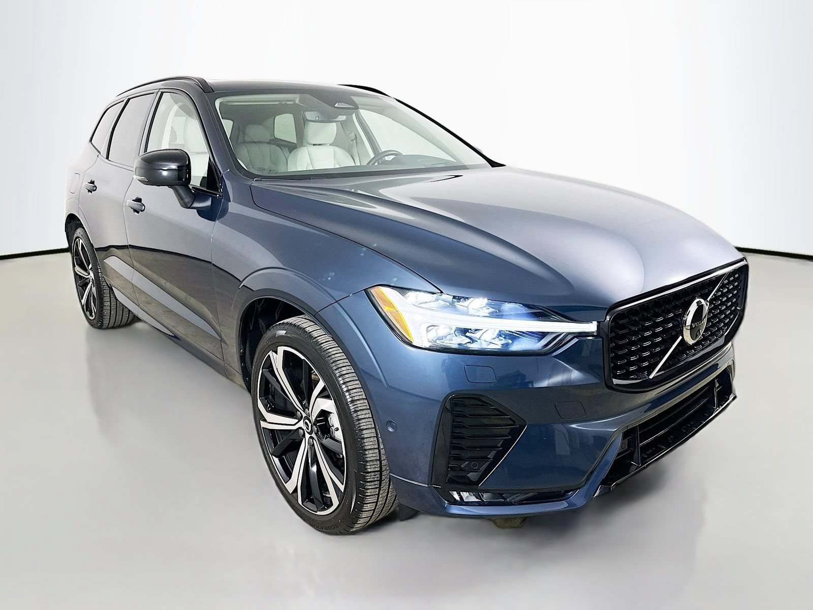 Used 2025 Volvo XC60 B5 Ultra w/ Protection Package Premier AWD/4WD image 3