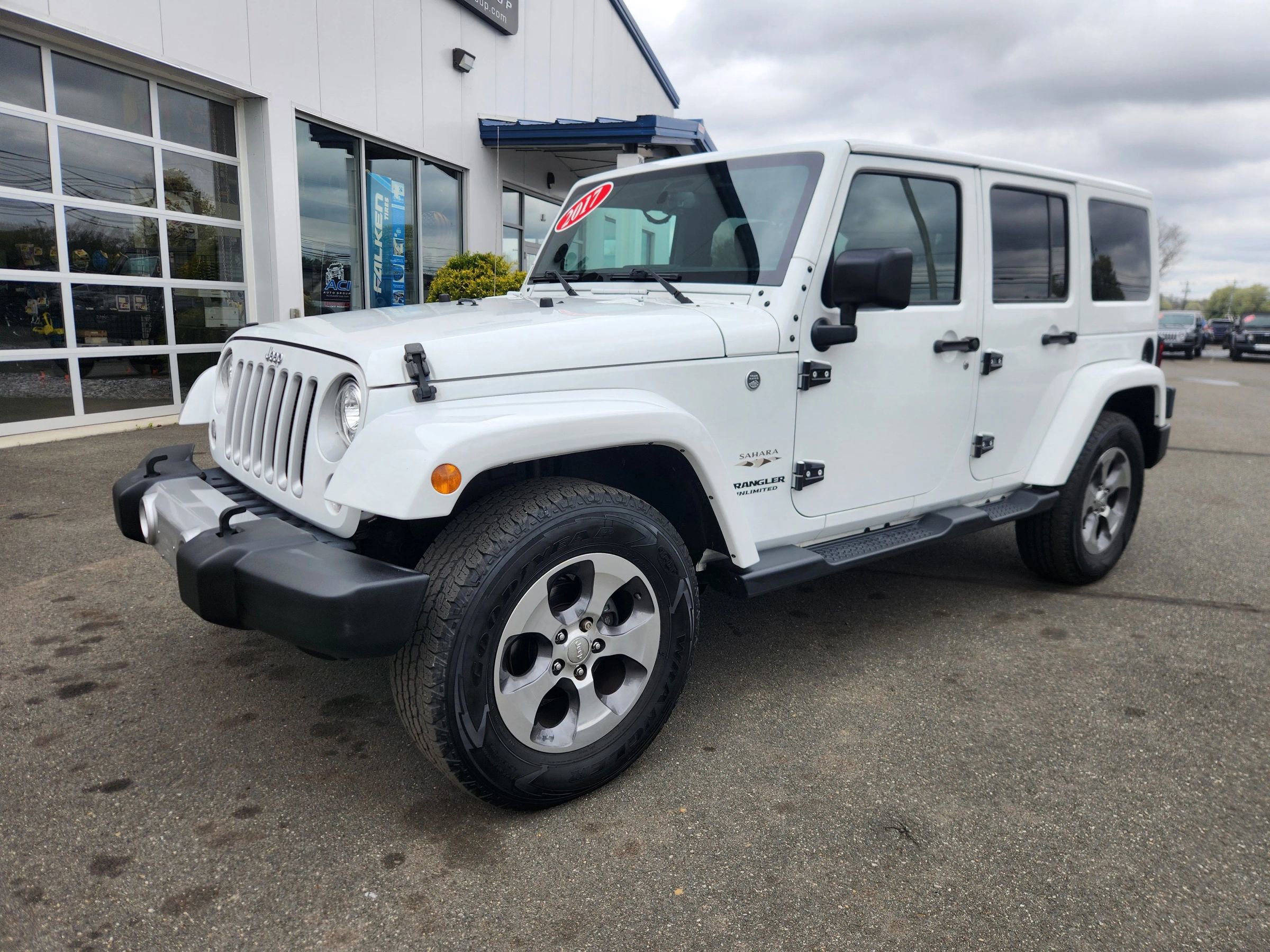 Used 2017 Jeep Wrangler Unlimited Sahara w/ Dual Top Group AWD/4WD image 5