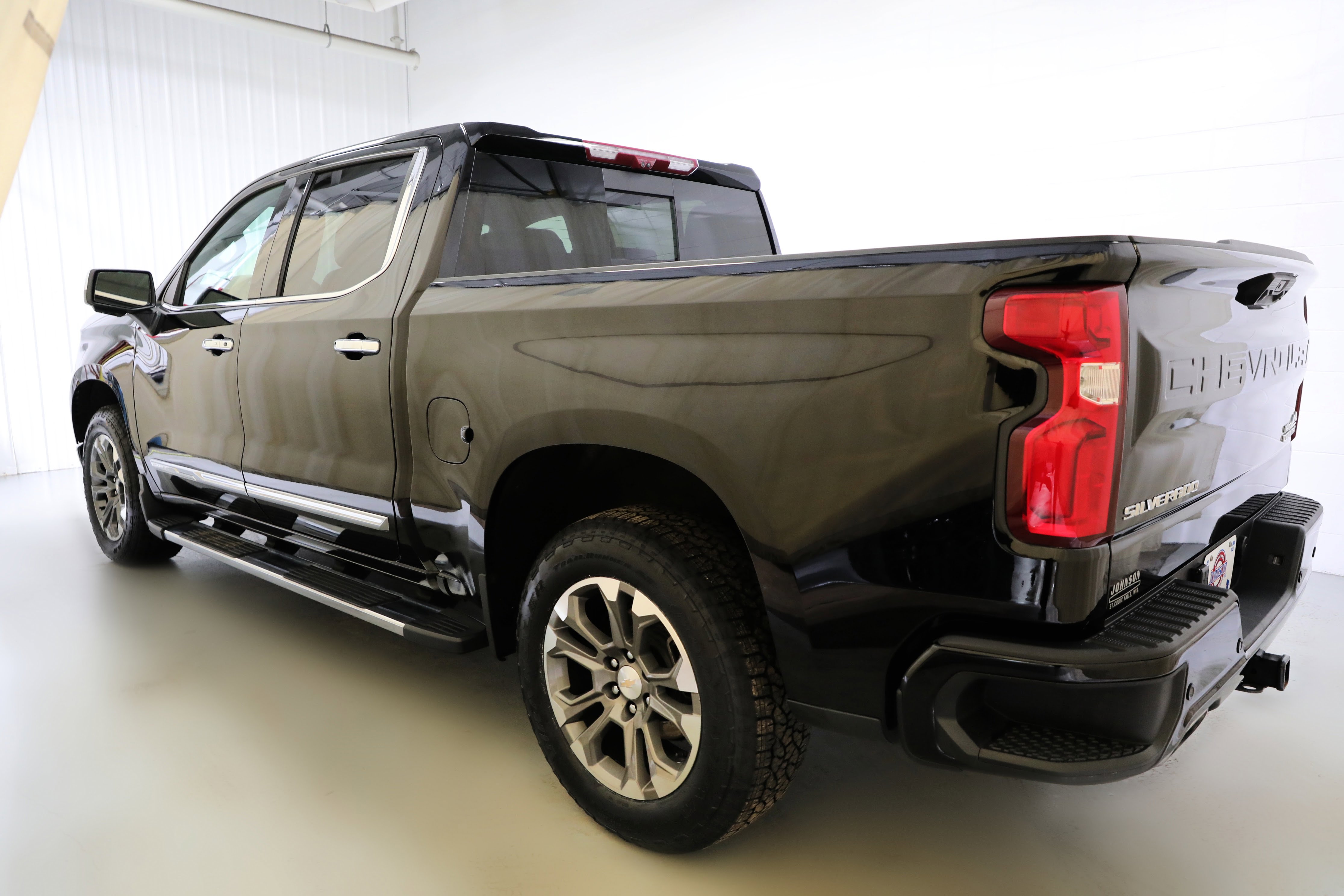 Certified 2024 Chevrolet Silverado 1500 High Country w/ Technology Package image 23