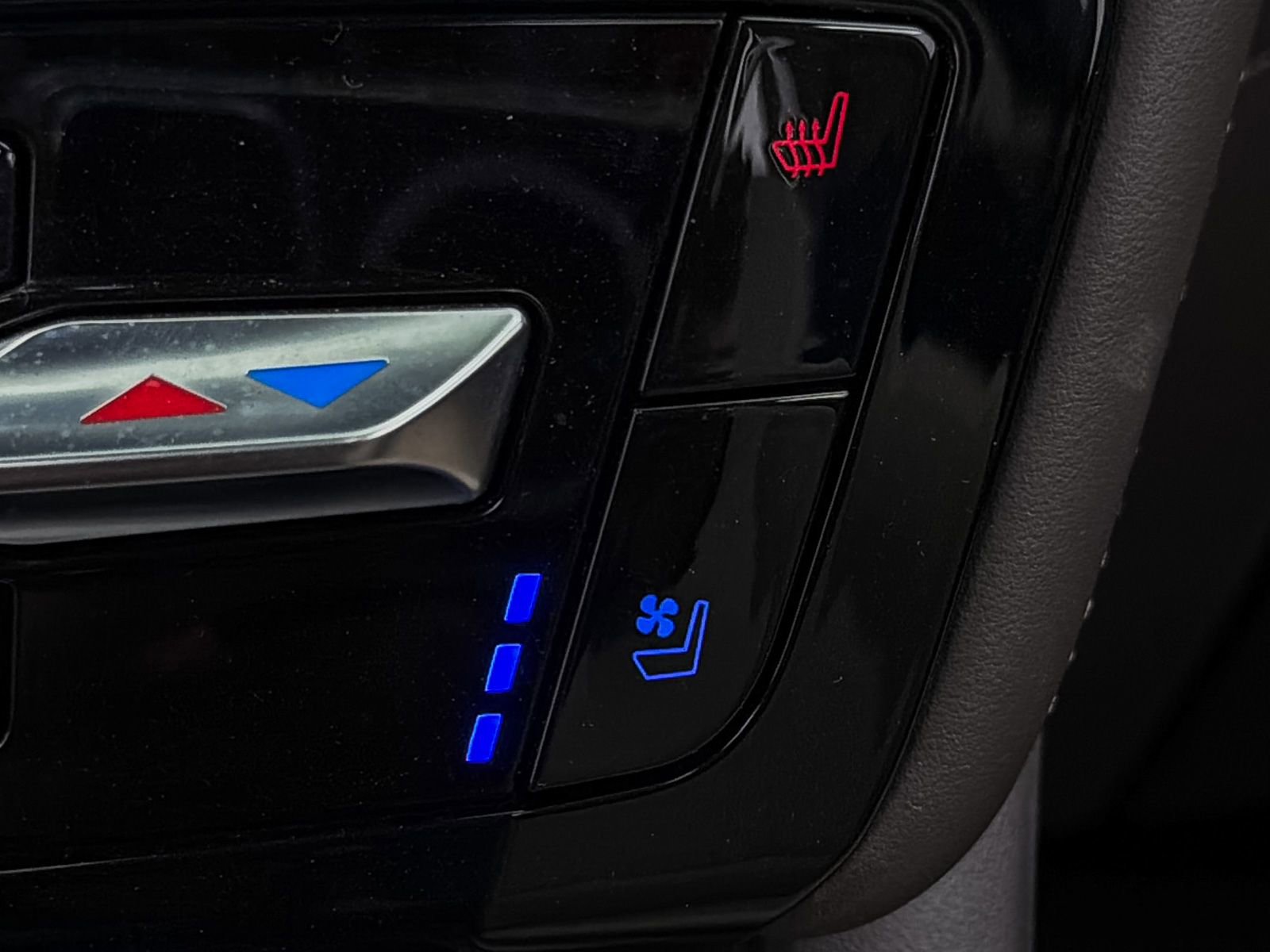 Used 2023 Ford Explorer Platinum w/ Technology Package AWD/4WD image 8