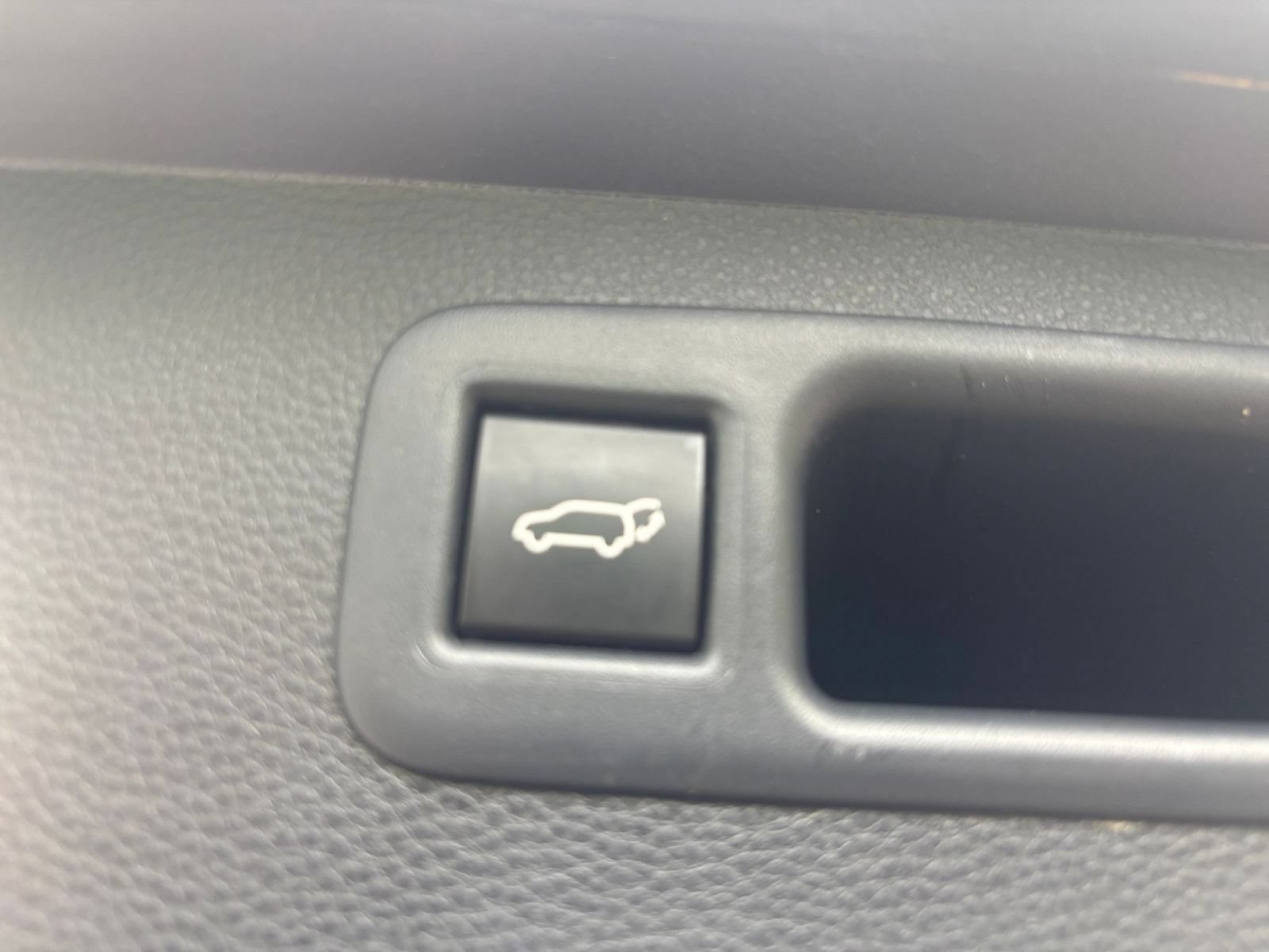 Used 2025 Toyota Highlander LE FWD image 24
