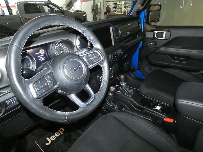 Used 2022 Jeep Wrangler Unlimited Sahara w/ Dual Top Group AWD/4WD image 8