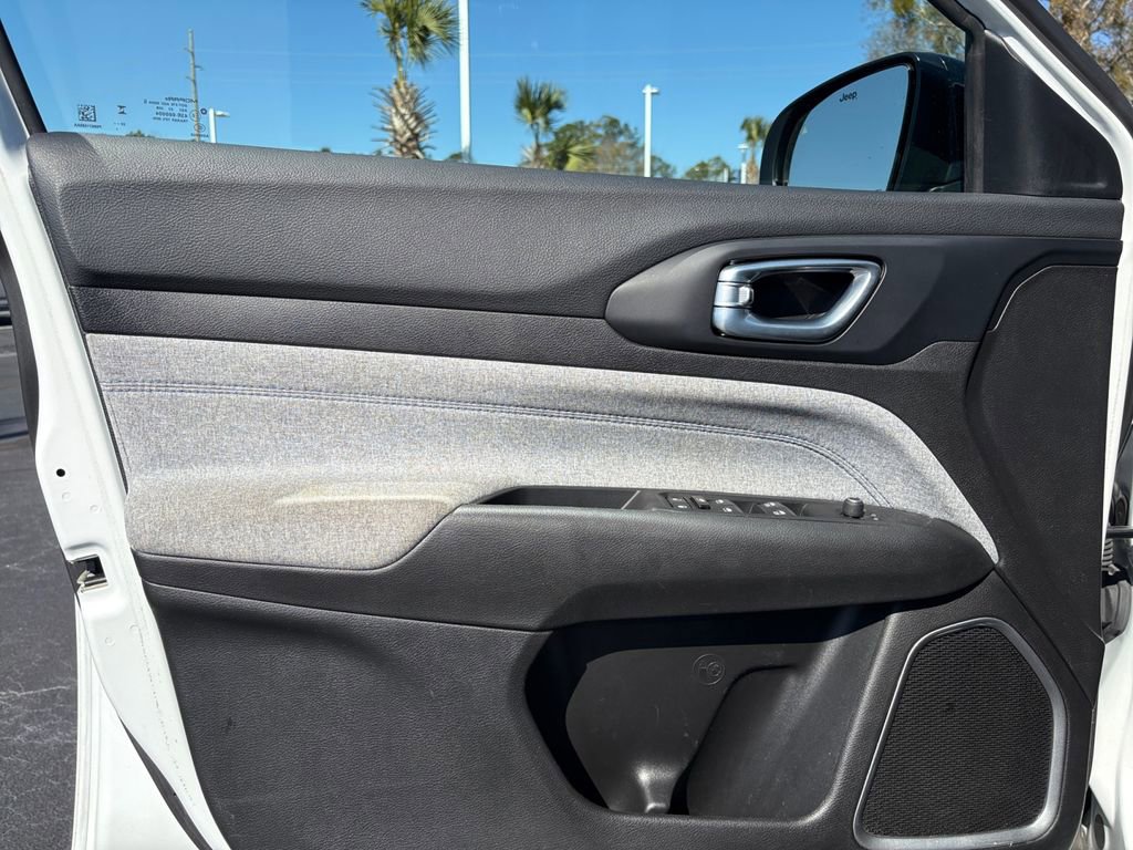 Used 2024 Jeep Compass Latitude image 9