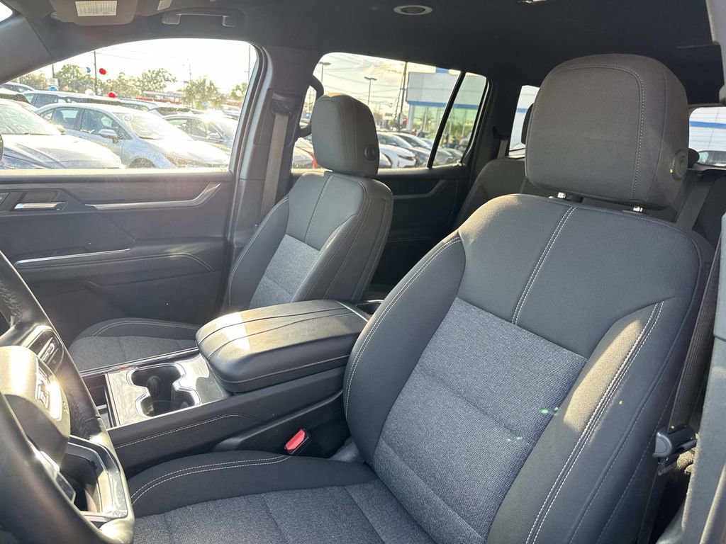 Used 2025 GMC Acadia Elevation image 17