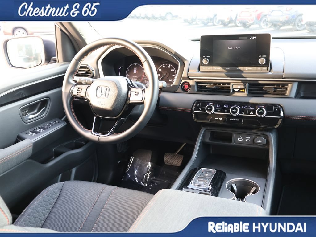 Used 2025 Honda Pilot Sport image 14