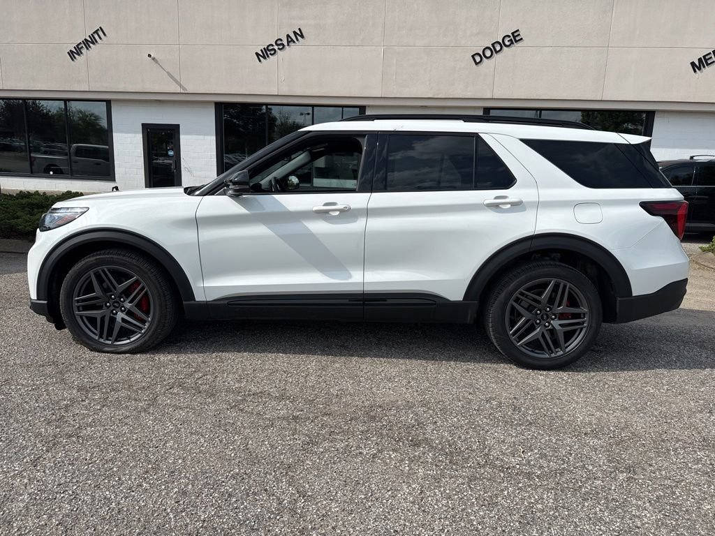 Used 2025 Ford Explorer ST AWD/4WD image 5