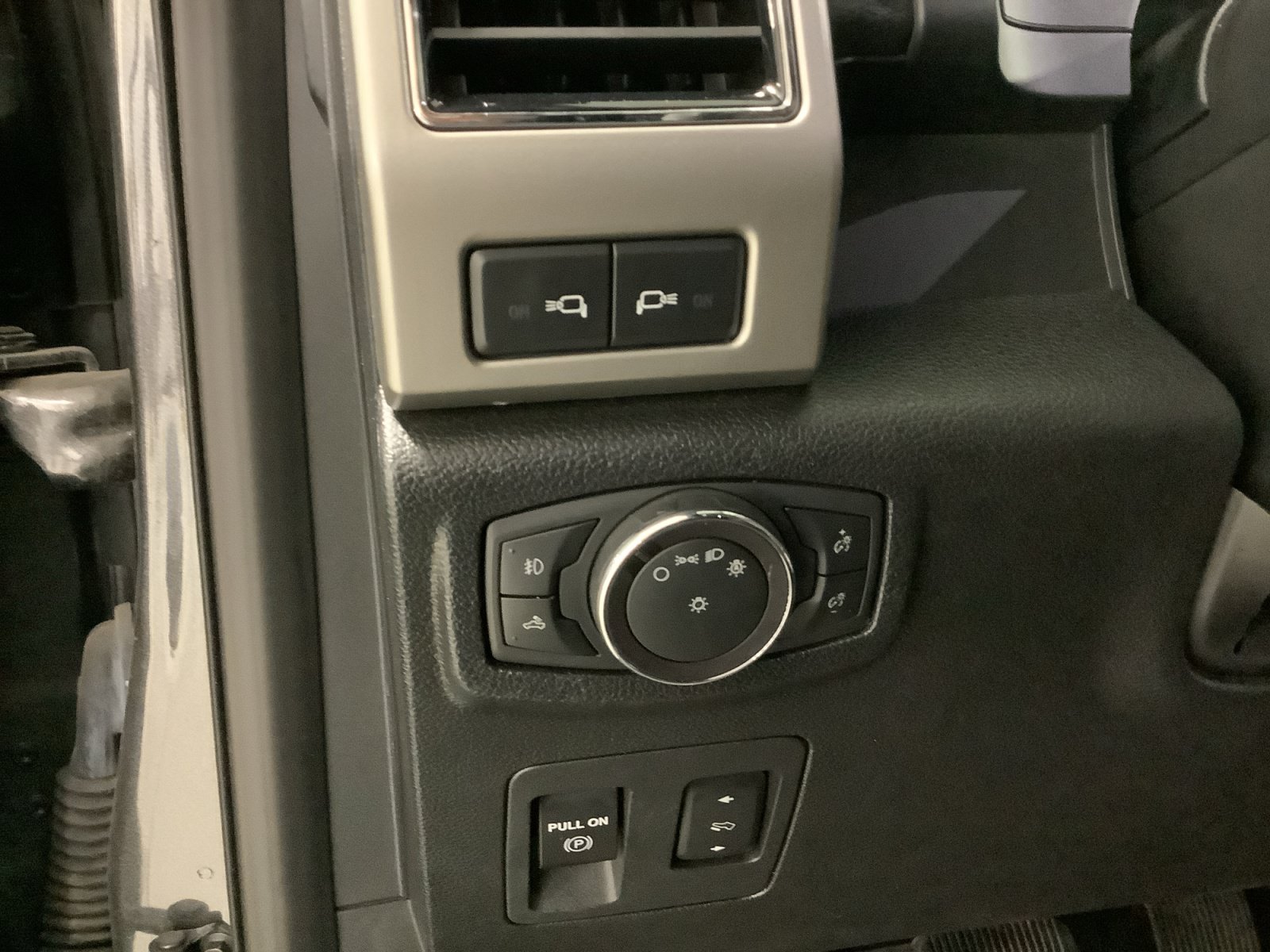 Used 2019 Ford F150 Lariat w/ Equipment Group 502A Luxury RWD image 11