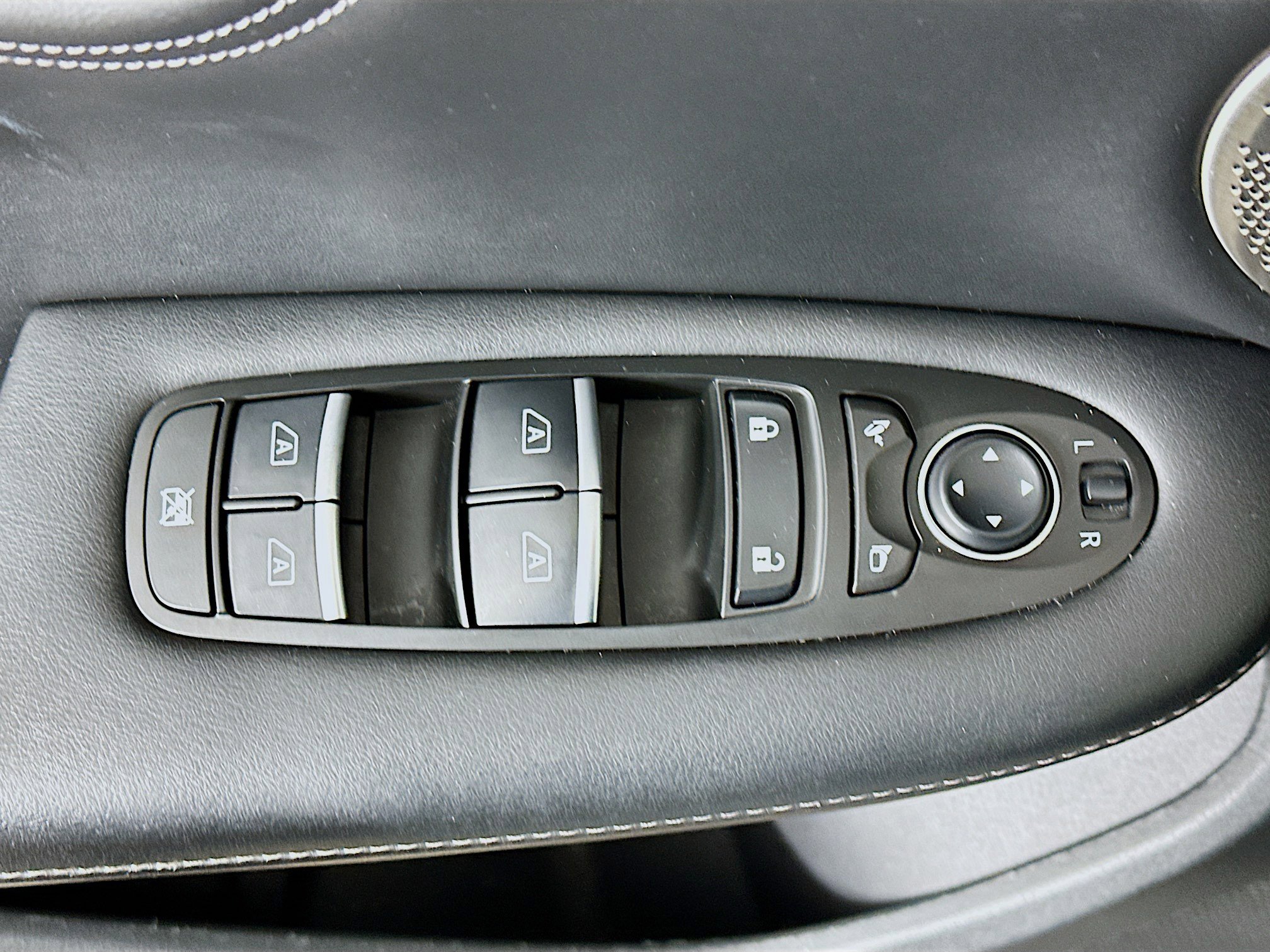 Used 2023 INFINITI QX50 Sensory image 15