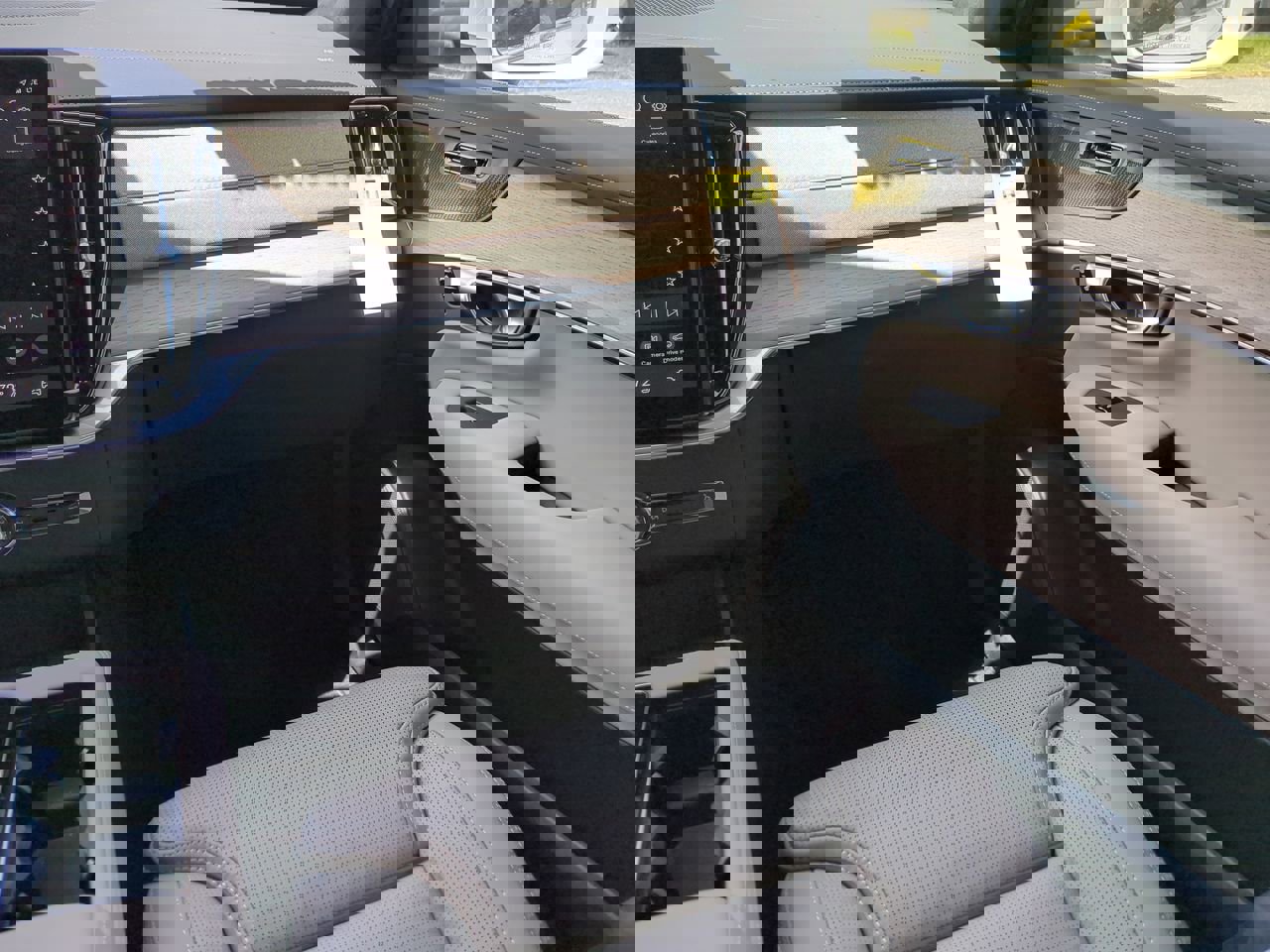 New 2025 Volvo XC90 B6 Ultra w/ Lounge Package image 15