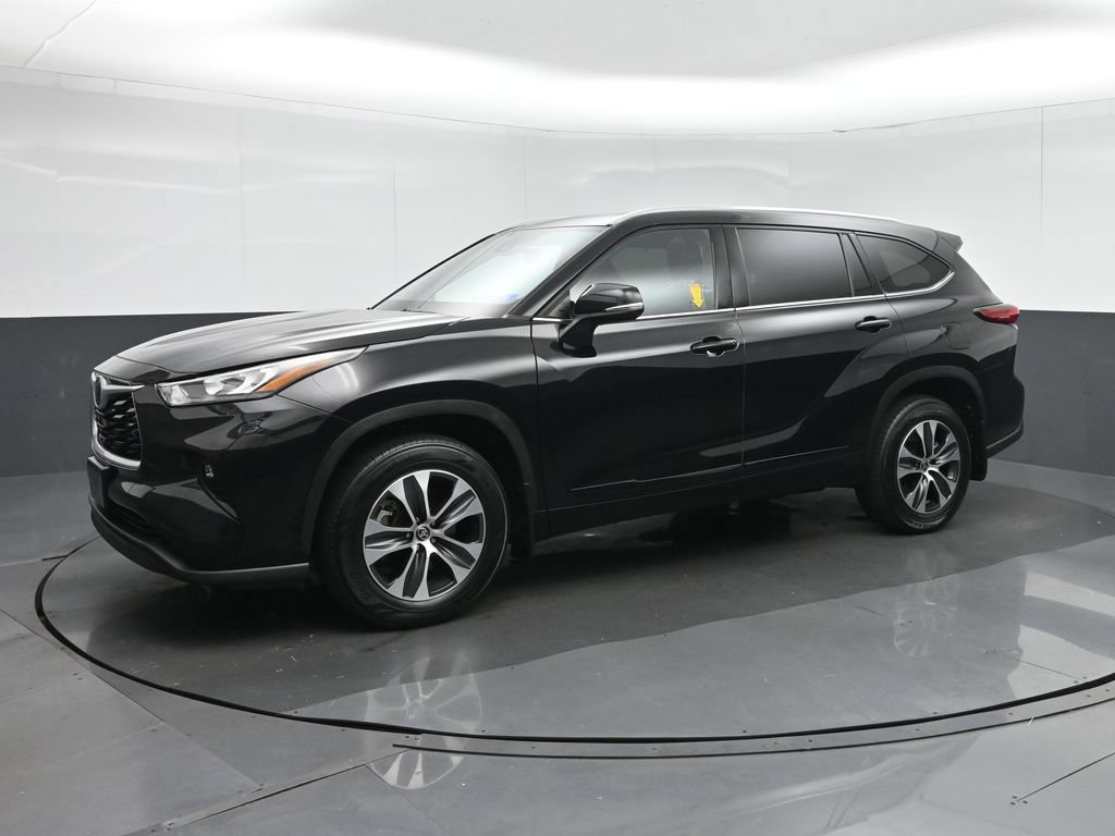 Used 2020 Toyota Highlander XLE AWD/4WD image 3