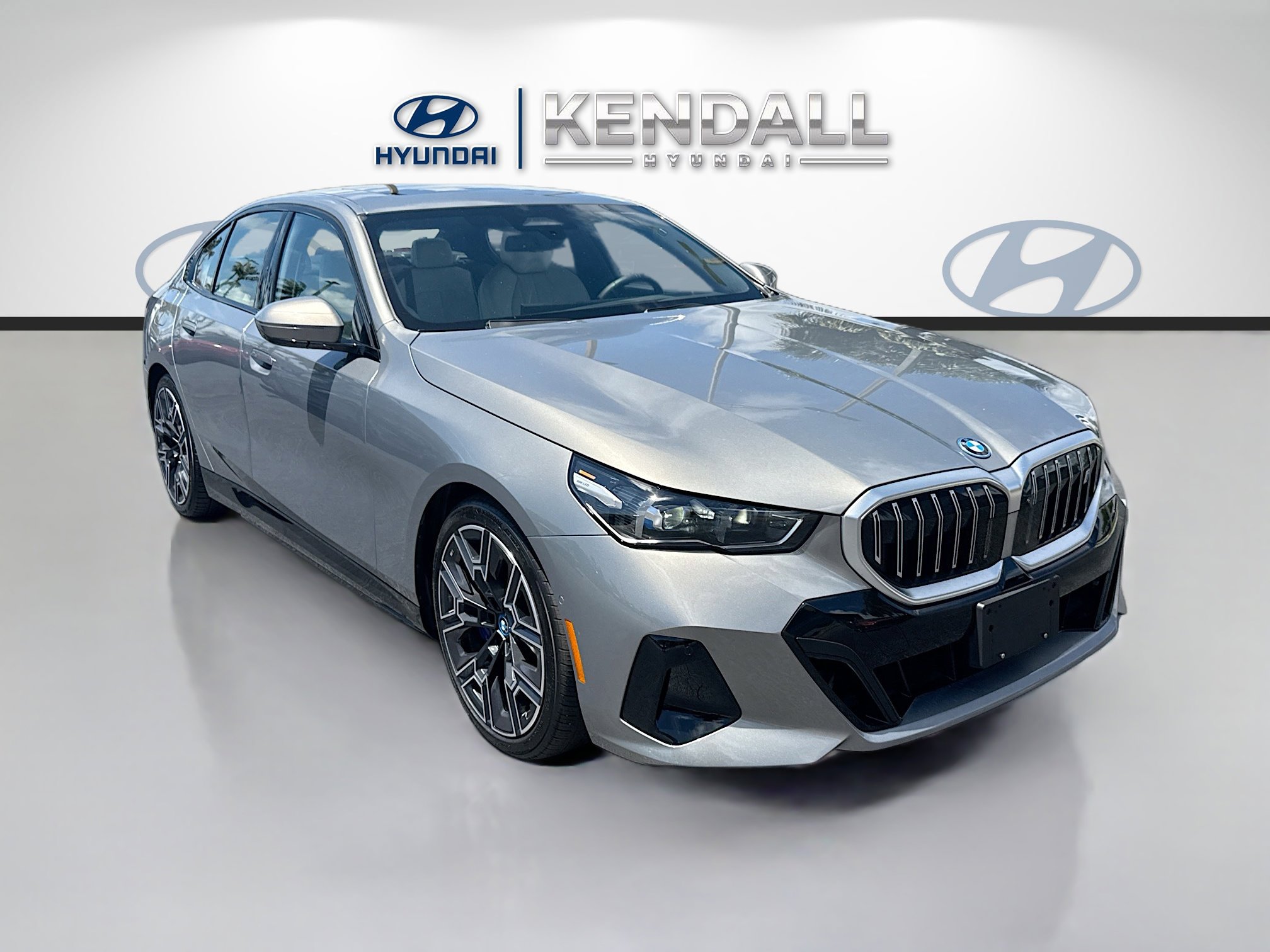 Used 2025 BMW i5 xDrive40 w/ M Sport Package AWD/4WD image 1