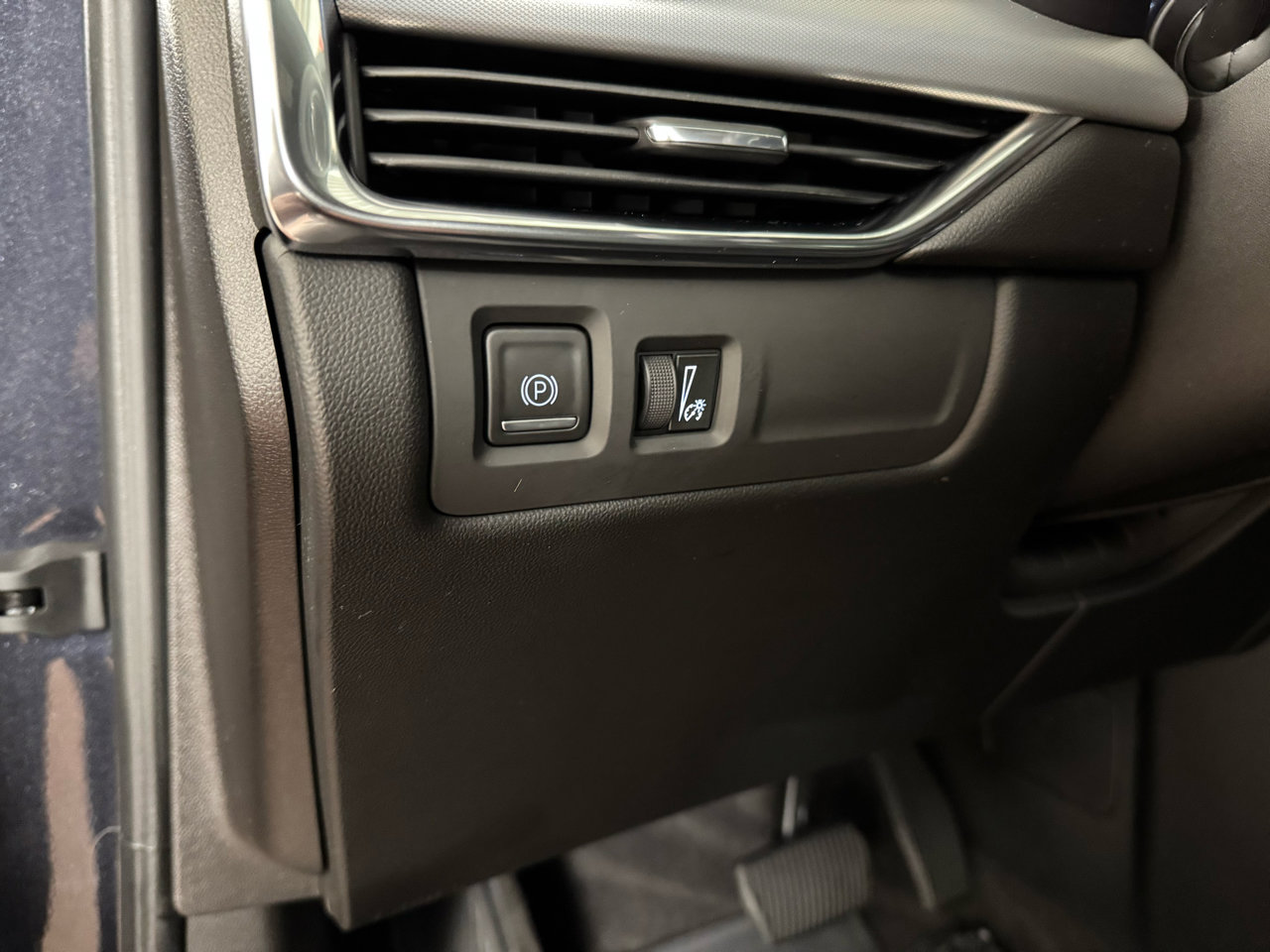 Used 2022 Cadillac XT4 Premium Luxury w/ Enhanced Visibility Package image 18