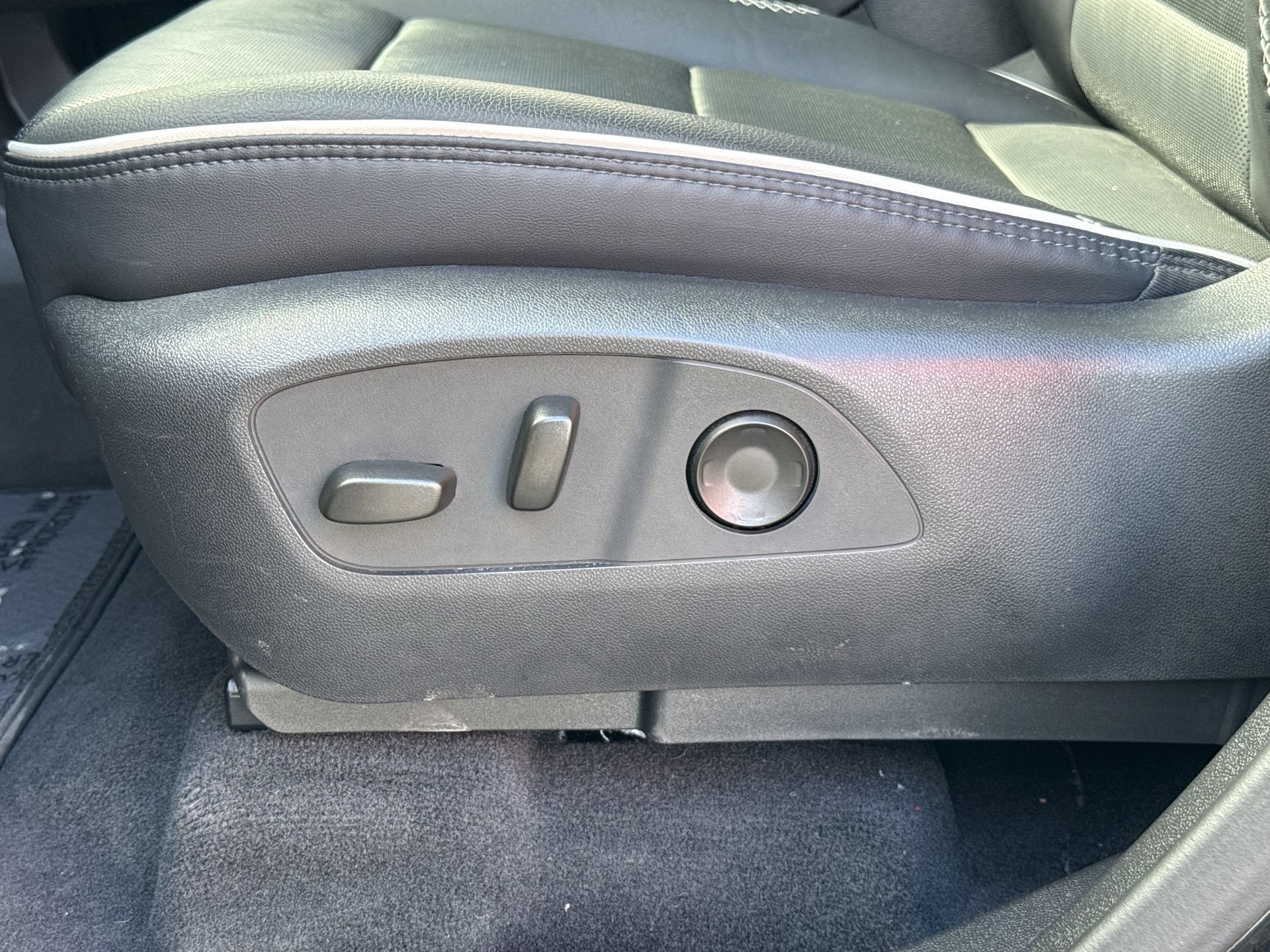 Used 2025 GMC Acadia Denali w/ Super Cruise Package FWD image 14