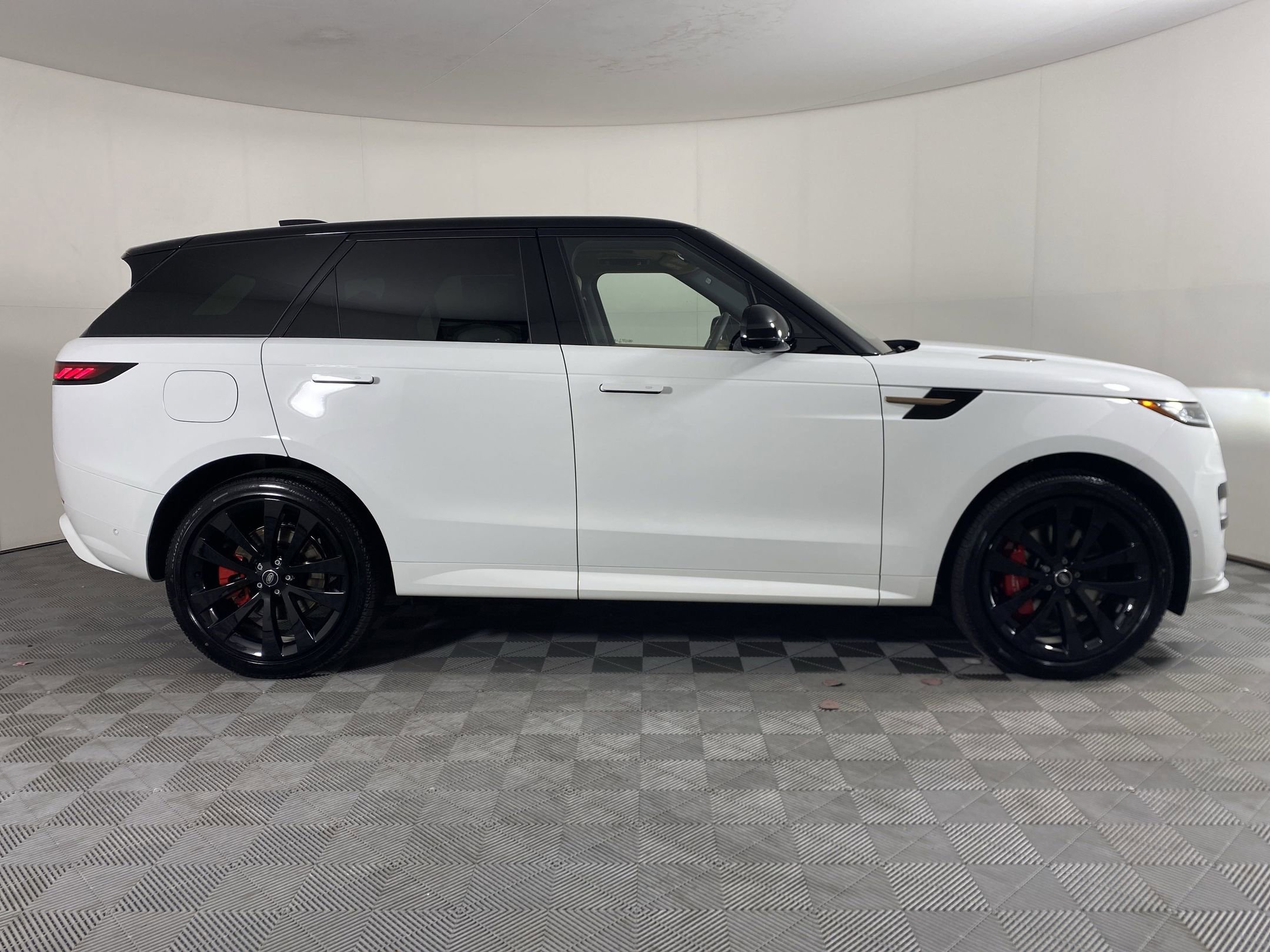 New 2025 Land Rover Range Rover Sport Dynamic SE image 6