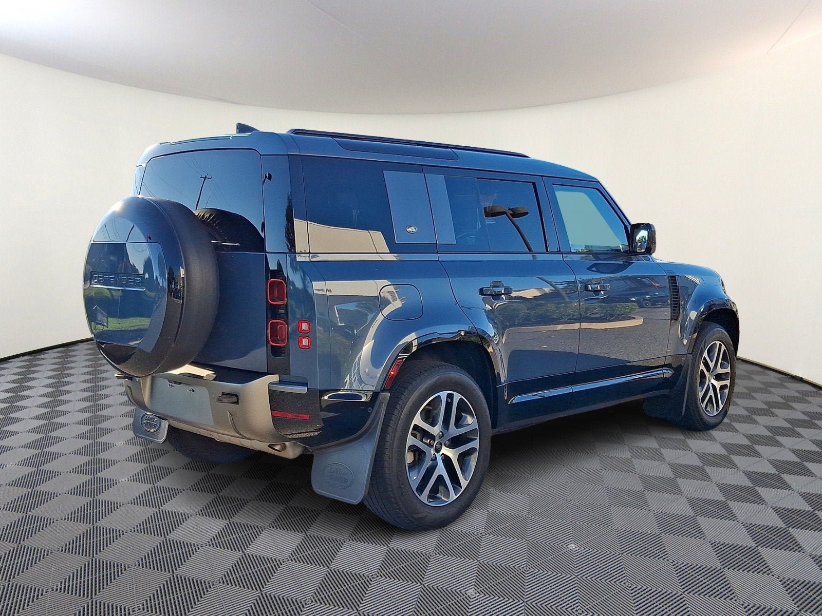 Used 2024 Land Rover Defender 110 X-Dynamic SE AWD/4WD image 4