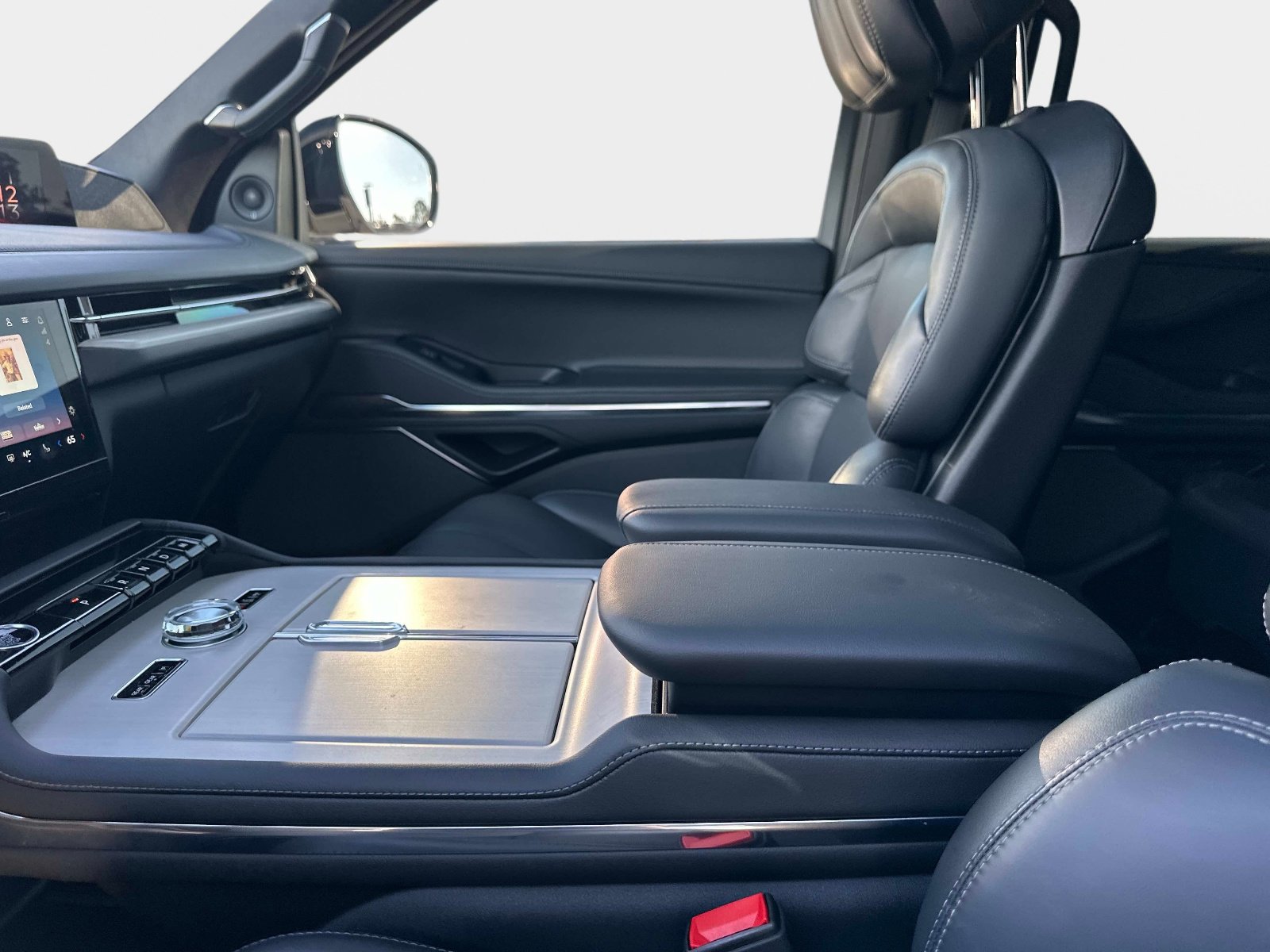 Used 2025 Lincoln Navigator Reserve w/ Jet Appearance Package image 24