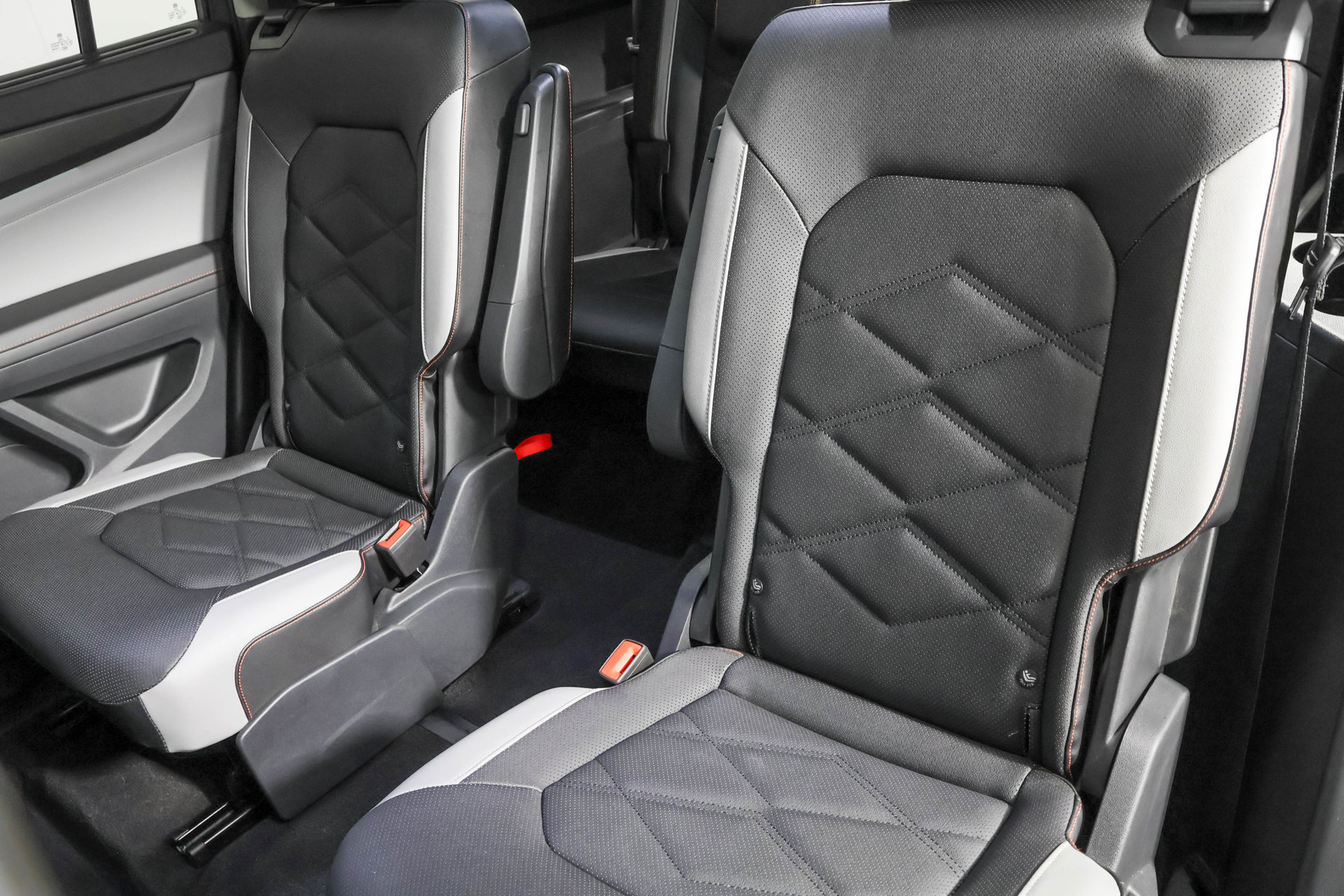 Used 2024 Volkswagen Atlas Peak Edition SE AWD/4WD image 36
