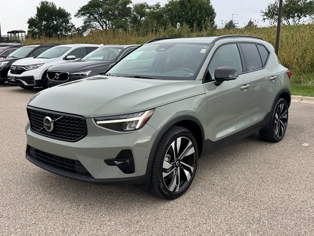 Certified 2023 Volvo XC40 B5 Plus w/ Climate Package AWD/4WD image 1