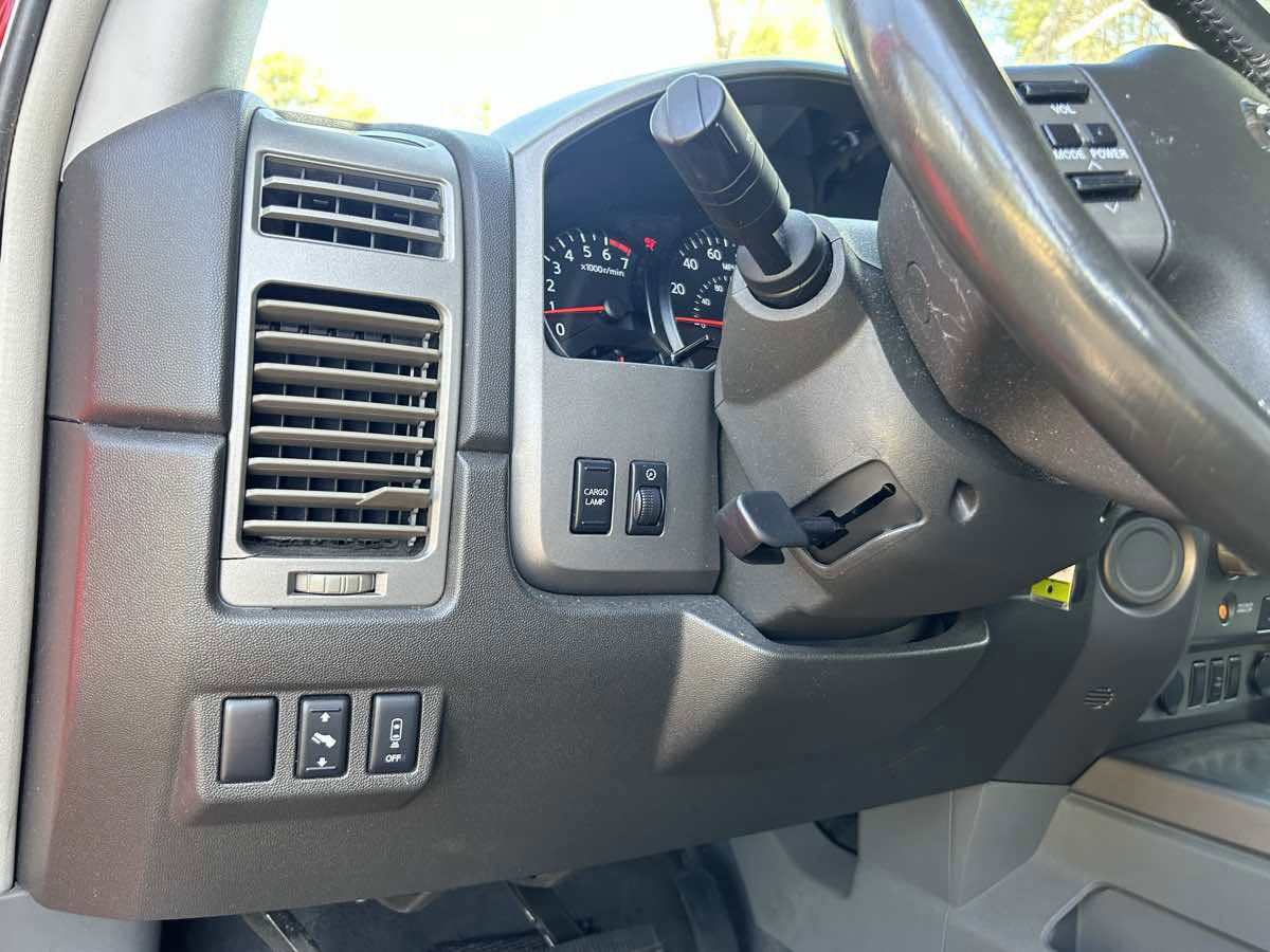 Used 2005 Nissan Titan SE image 17
