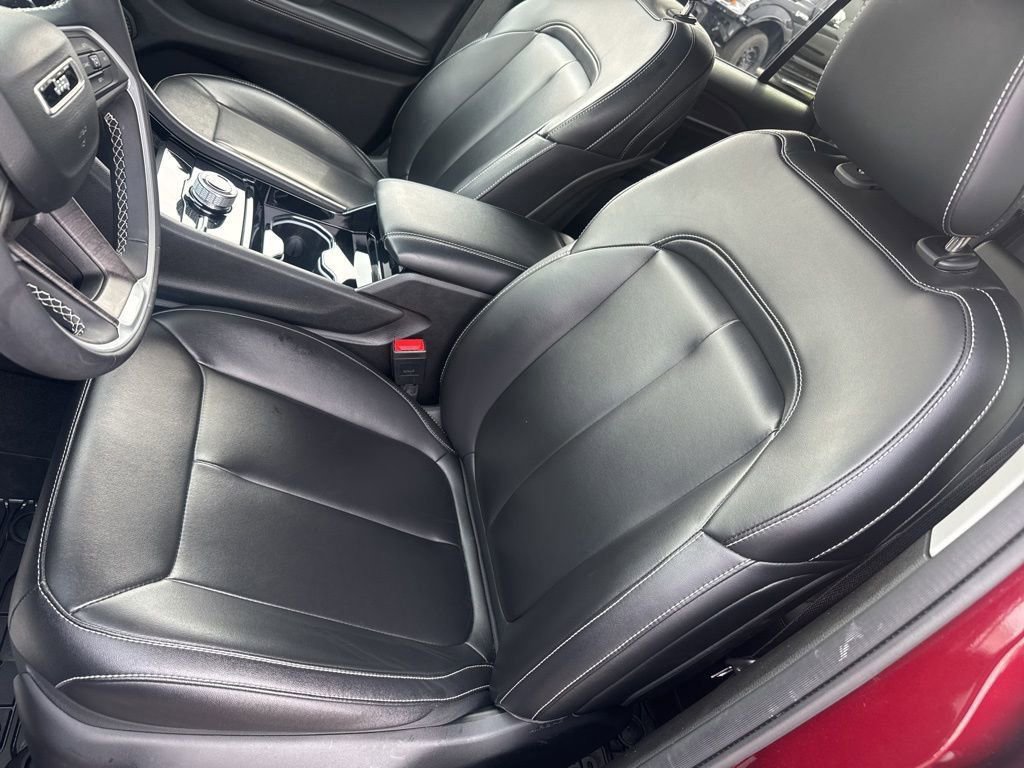 Used 2023 Jeep Grand Cherokee Limited w/ Black Appearance Package image 8