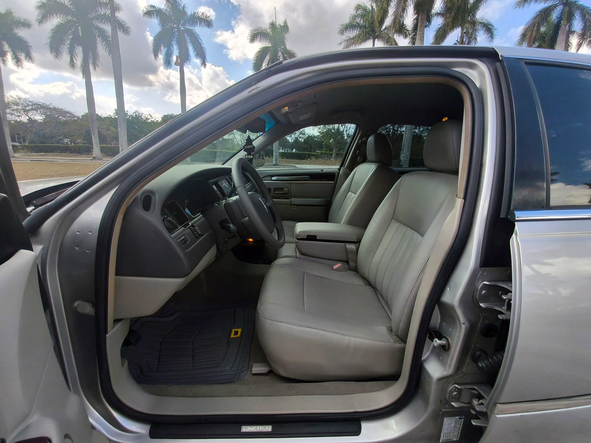 Used 2006 Lincoln Town Car Signature image 4