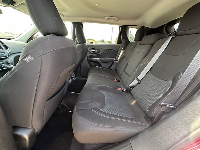 Used 2019 Jeep Cherokee Latitude w/ Cold Weather Group AWD/4WD image 18
