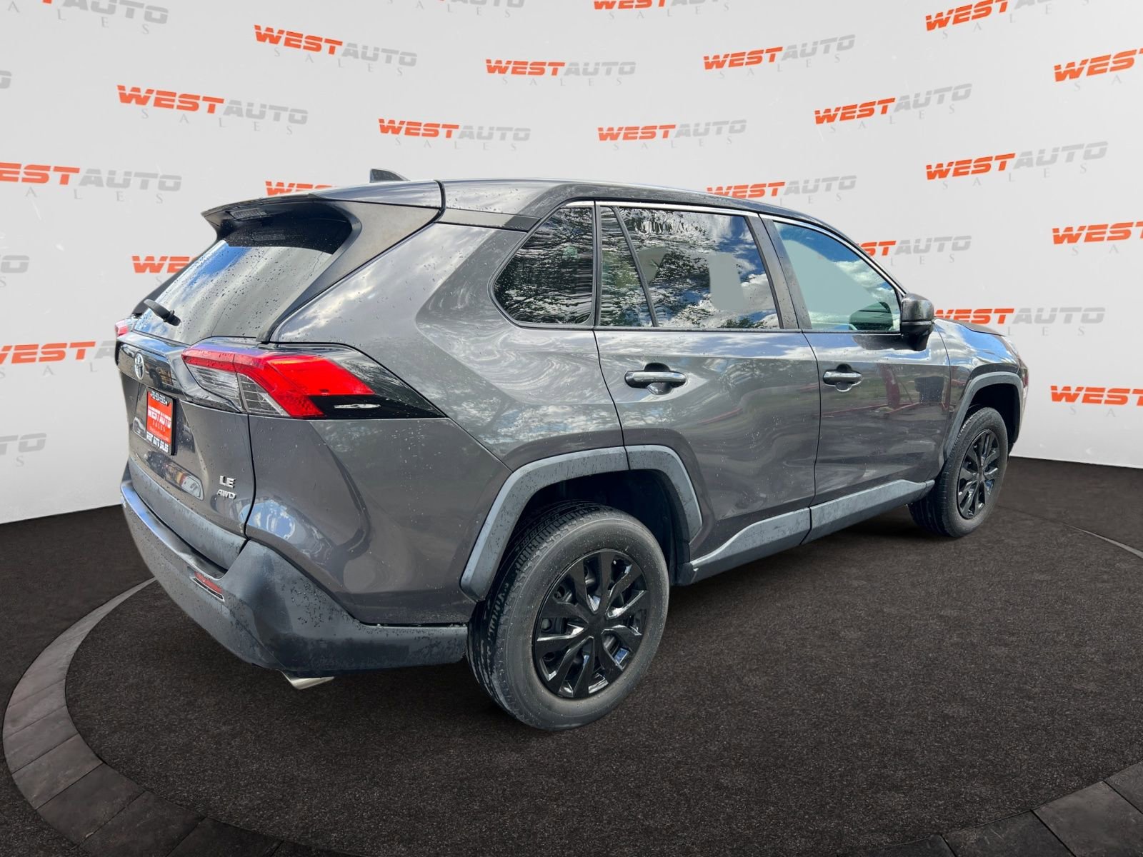 Used 2022 Toyota RAV4 LE AWD/4WD image 5