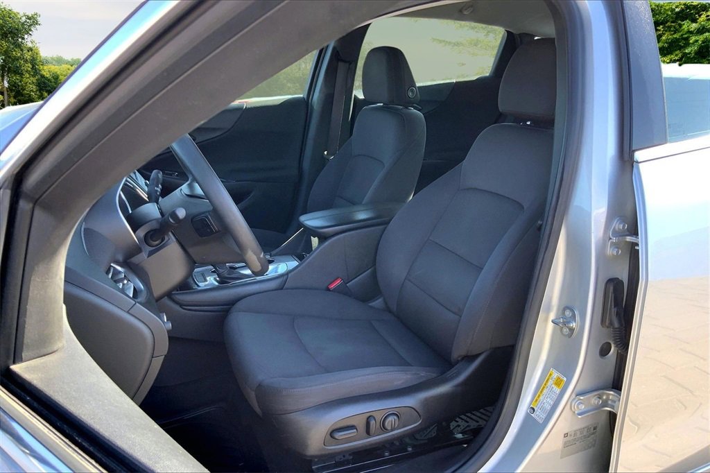 Used 2017 Chevrolet Malibu LT image 21