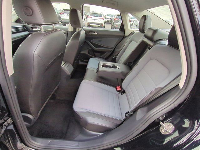 Used 2025 Volkswagen Jetta SE image 15