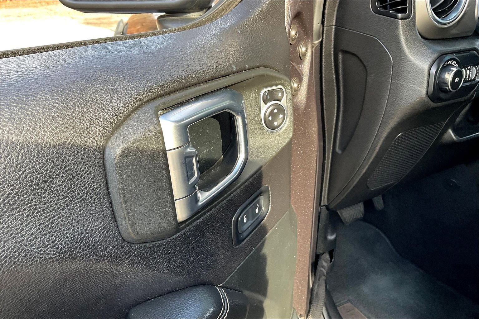 Used 2019 Jeep Wrangler Unlimited Sahara image 32