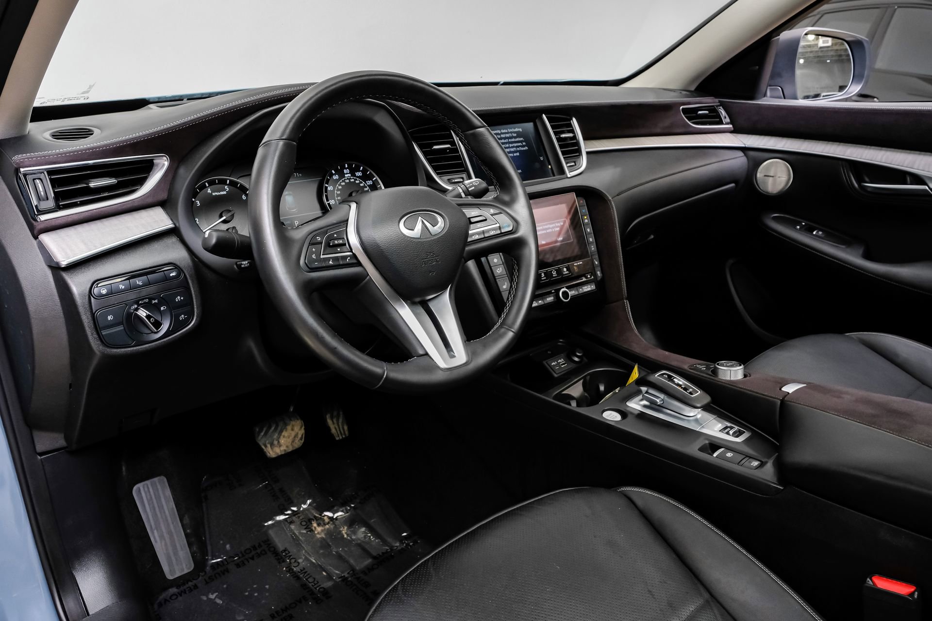 Used 2023 INFINITI QX50 Sensory image 3