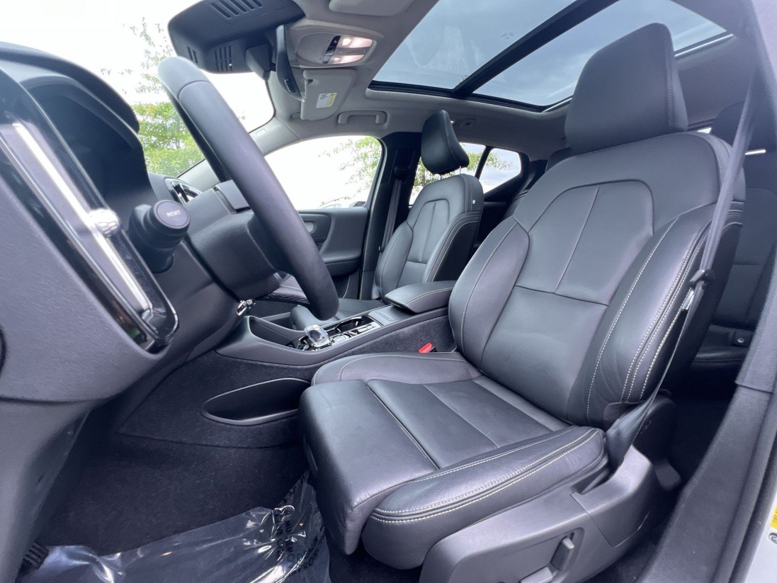 Certified 2024 Volvo XC40 B5 Plus w/ Climate Package AWD/4WD image 13