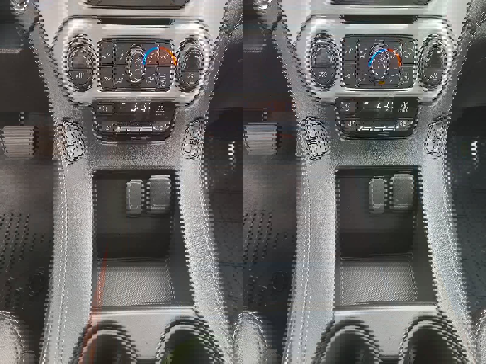 Used 2020 GMC Yukon SLT image 25