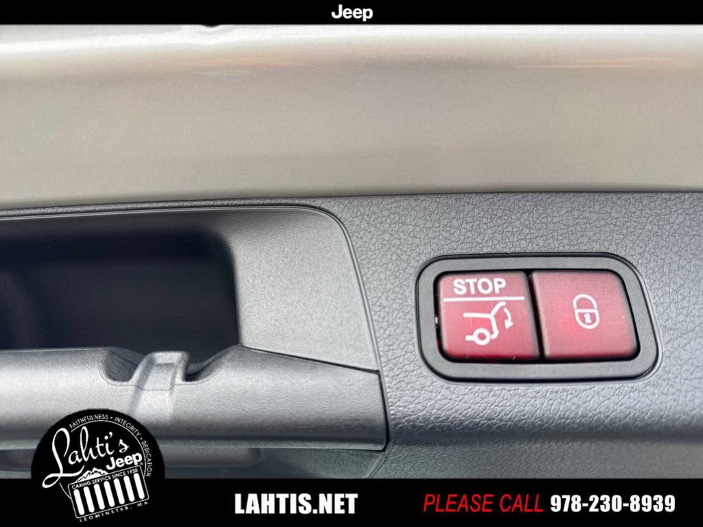 Used 2024 Mercedes-Benz GLB 35 AMG 4MATIC image 25