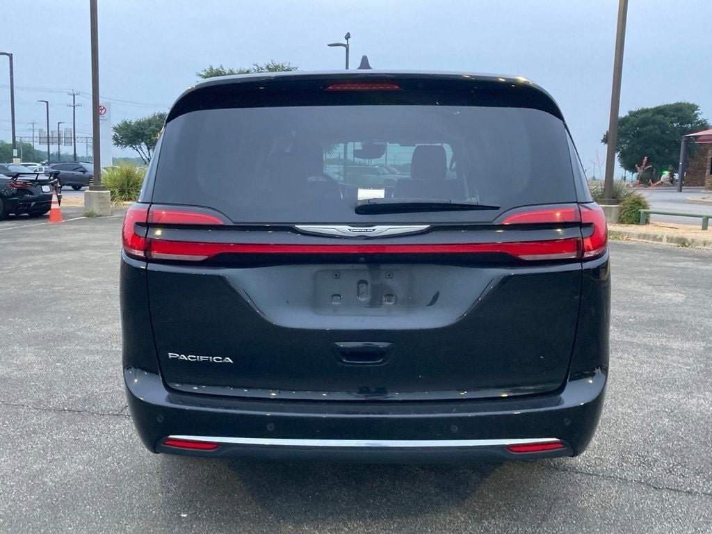 Used 2023 Chrysler Pacifica Touring-L FWD image 6