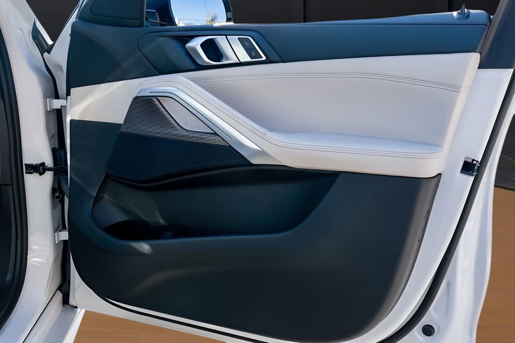 Used 2023 BMW X6 xDrive40i w/ M Sport Package image 28