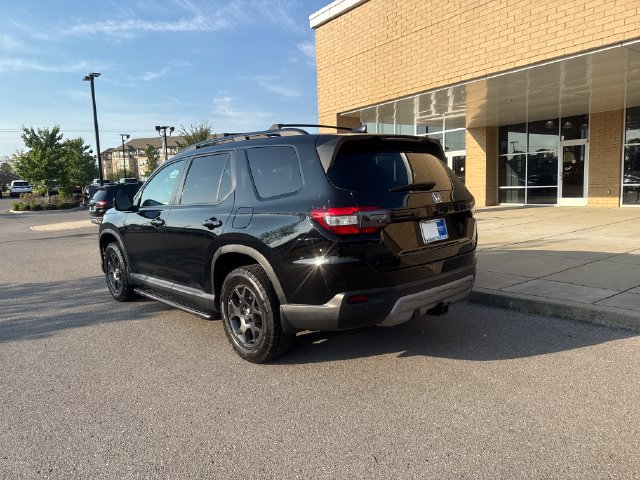 Used 2024 Honda Pilot TrailSport image 2