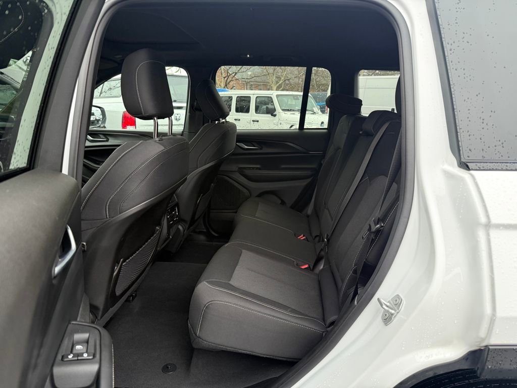 Used 2024 Jeep Grand Cherokee Laredo X image 18