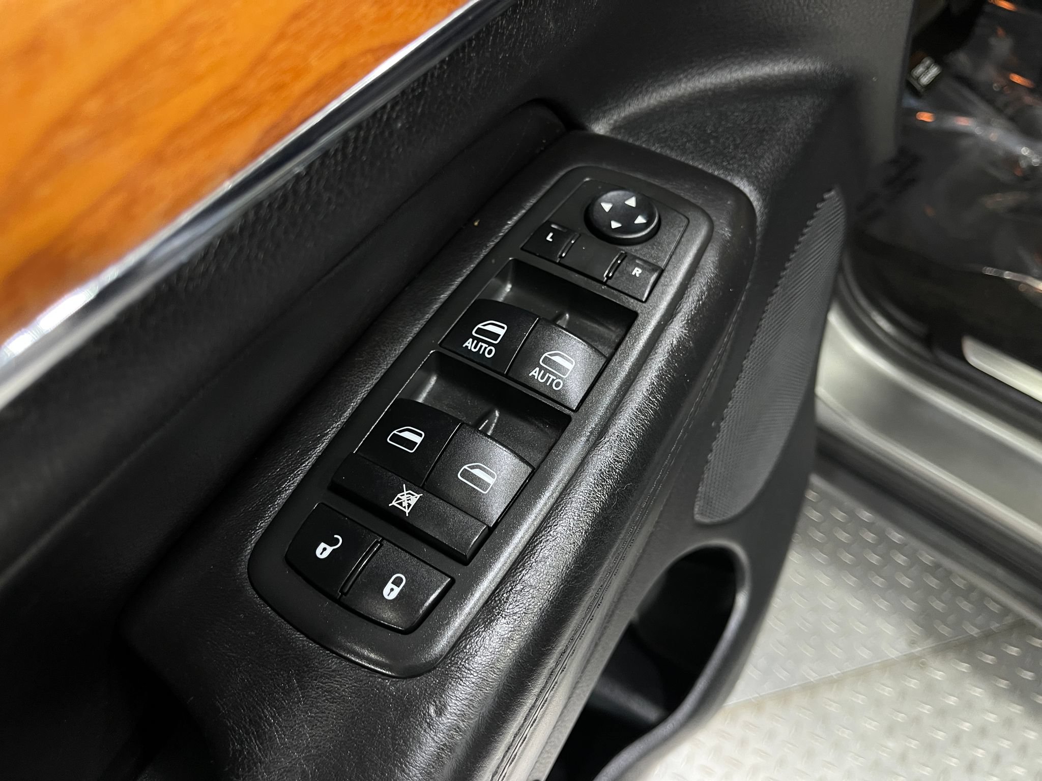 Used 2012 Jeep Grand Cherokee Overland AWD/4WD image 16