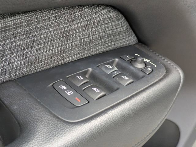 Used 2022 Volvo XC60 B5 Momentum image 12