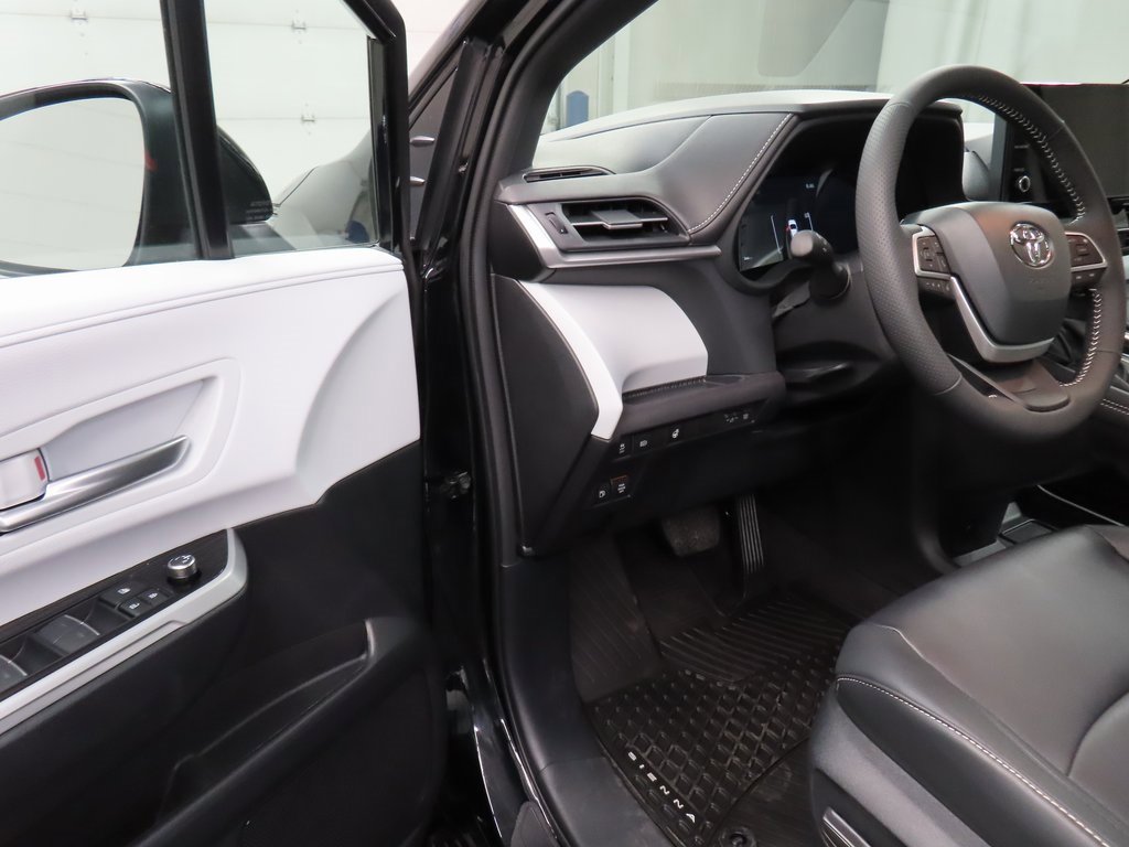 Used 2025 Toyota Sienna XSE image 41