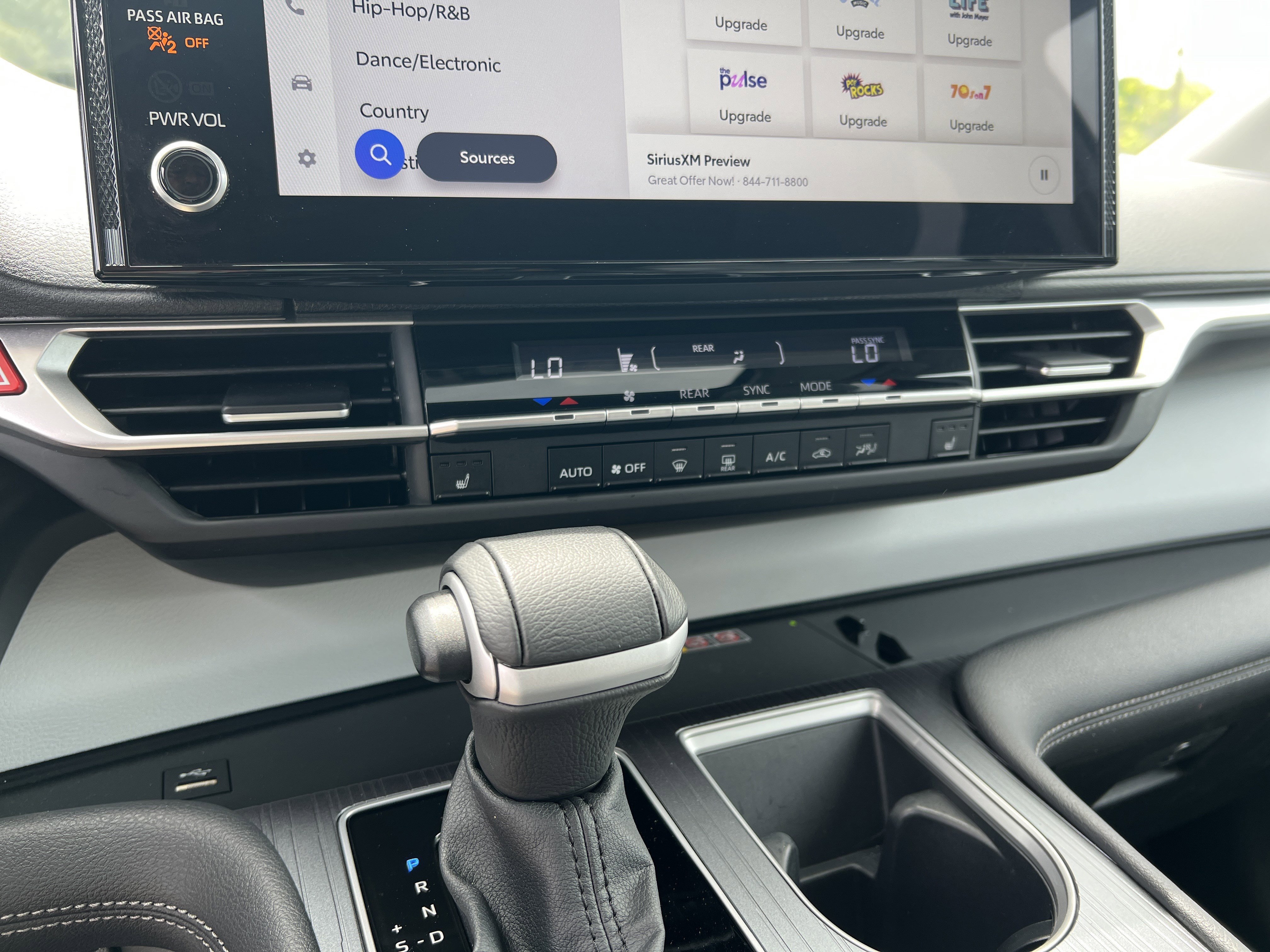 Certified 2025 Toyota Sienna XLE FWD image 9