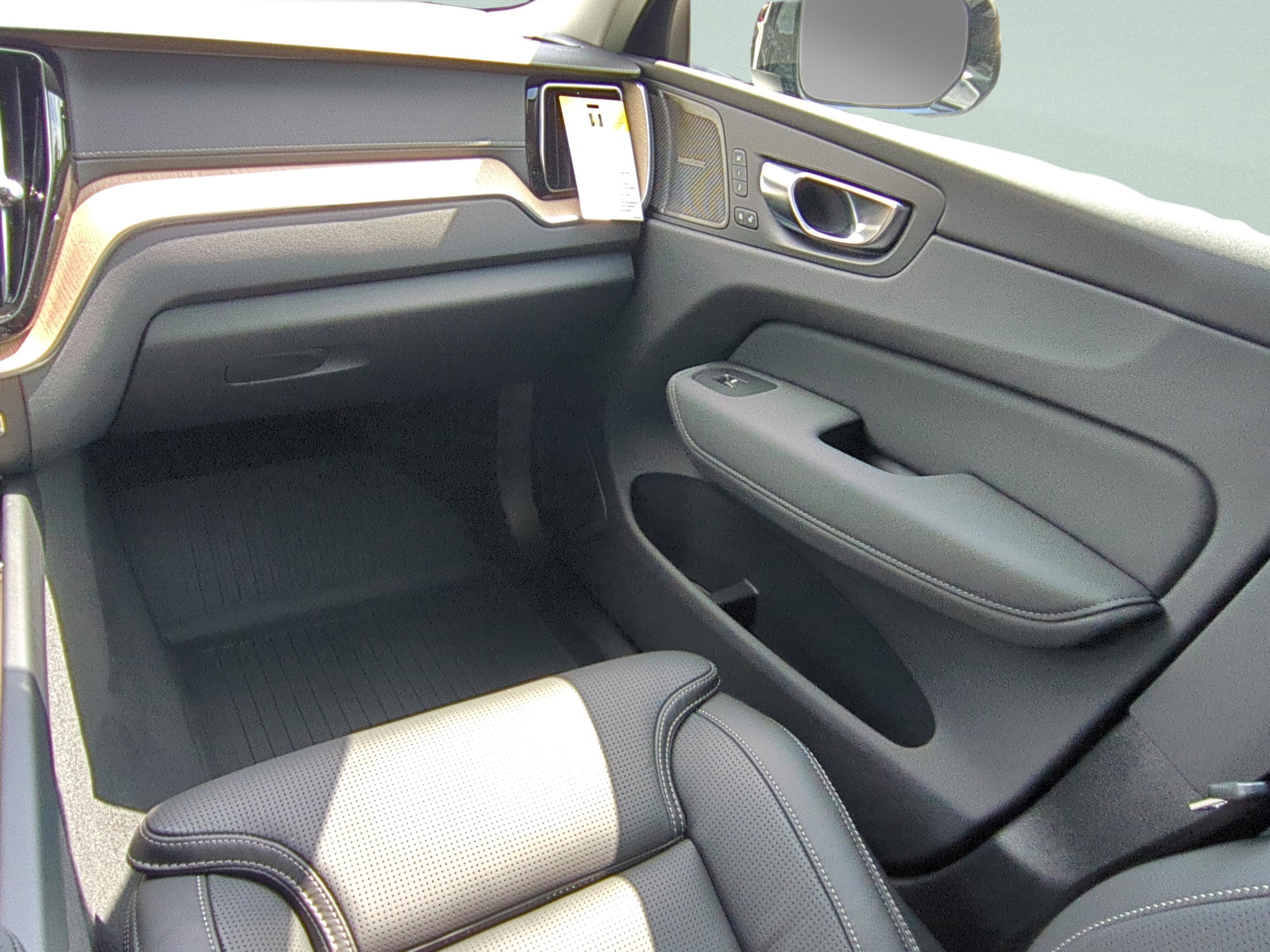 New 2026 Volvo XC60 B5 Ultra w/ Protection Package Premier image 15