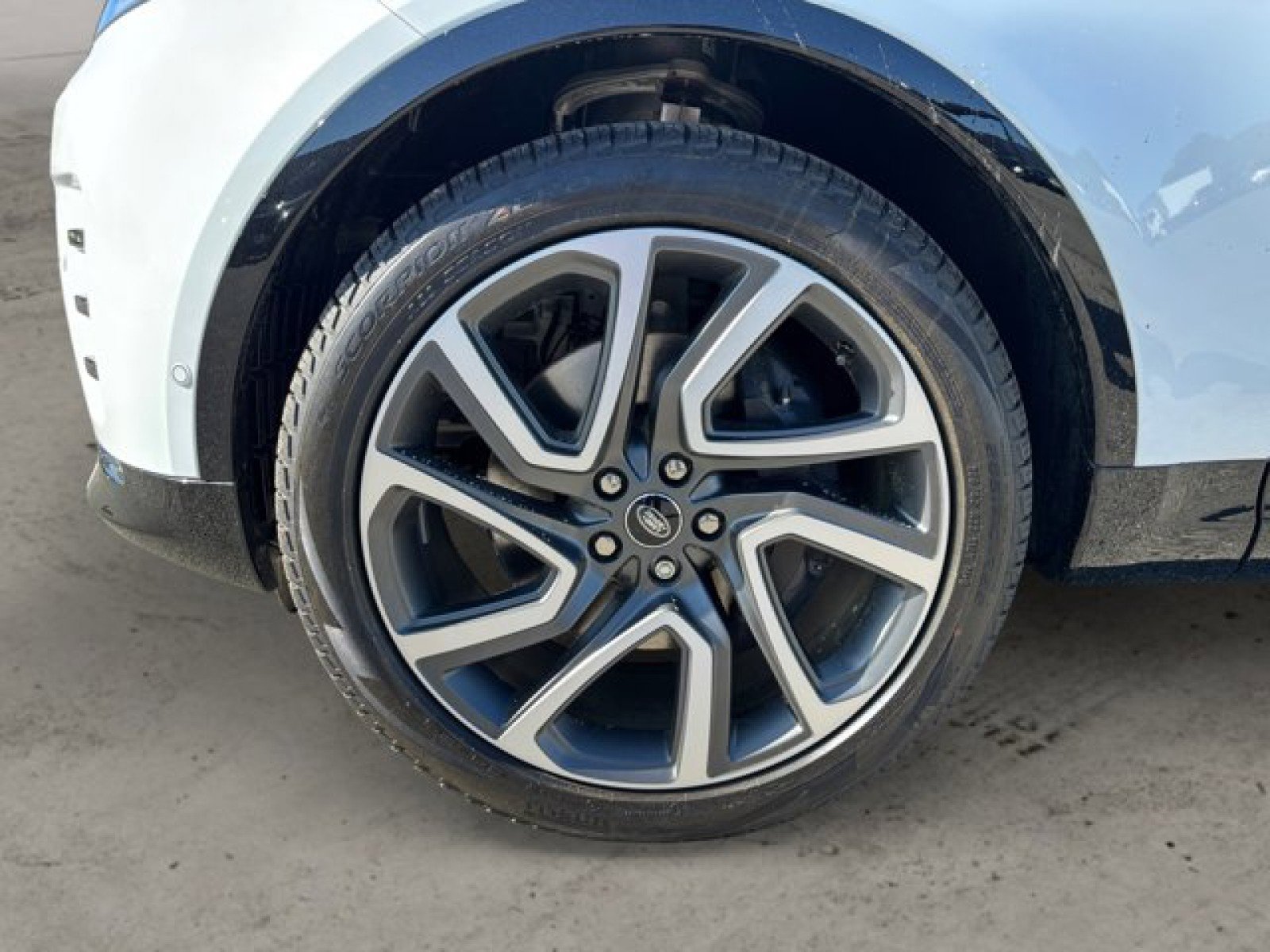 New 2025 Land Rover Discovery Dynamic SE image 9